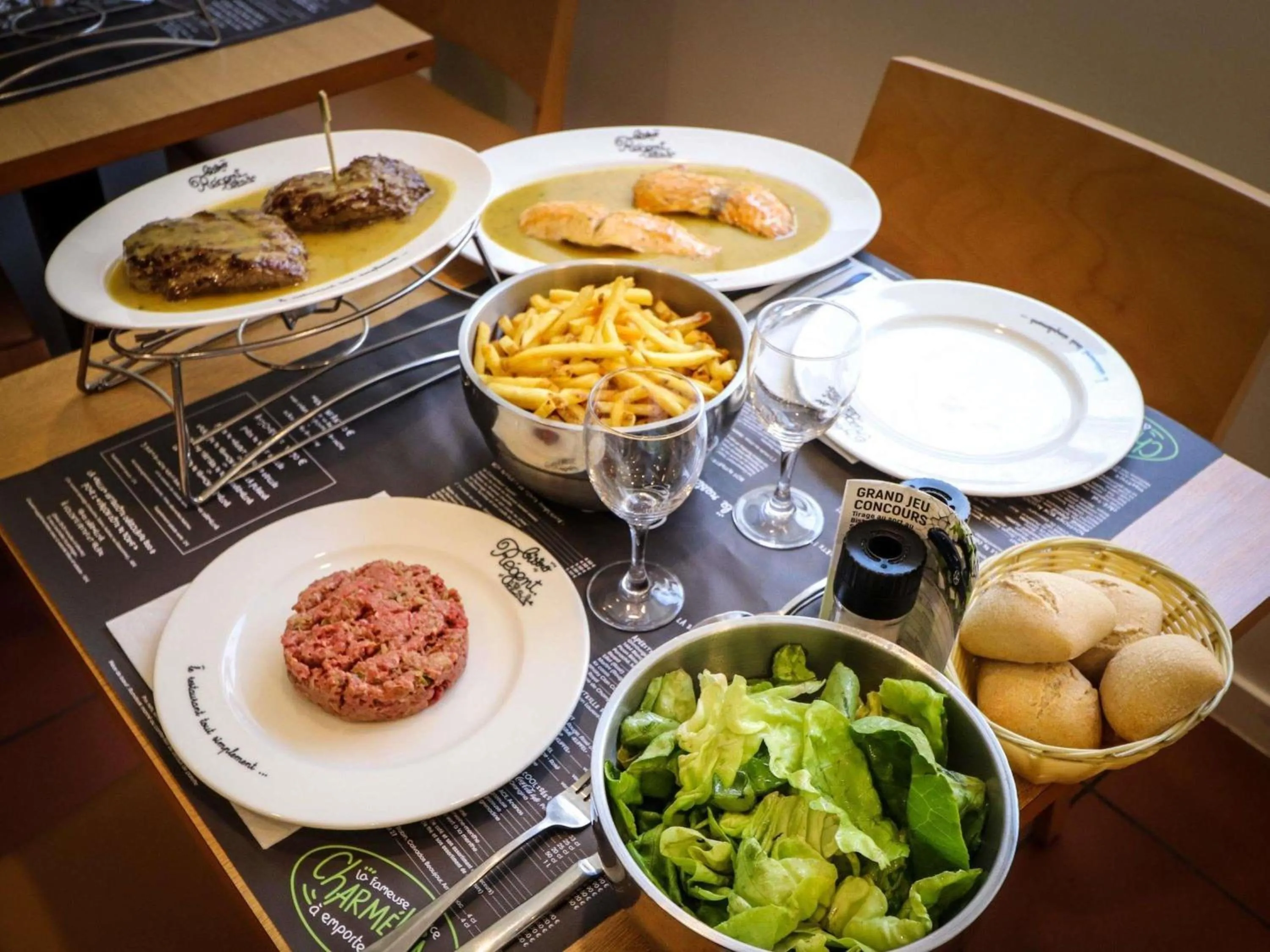 Restaurant/places to eat in ibis Styles Evry Courcouronnes Hotel and Events