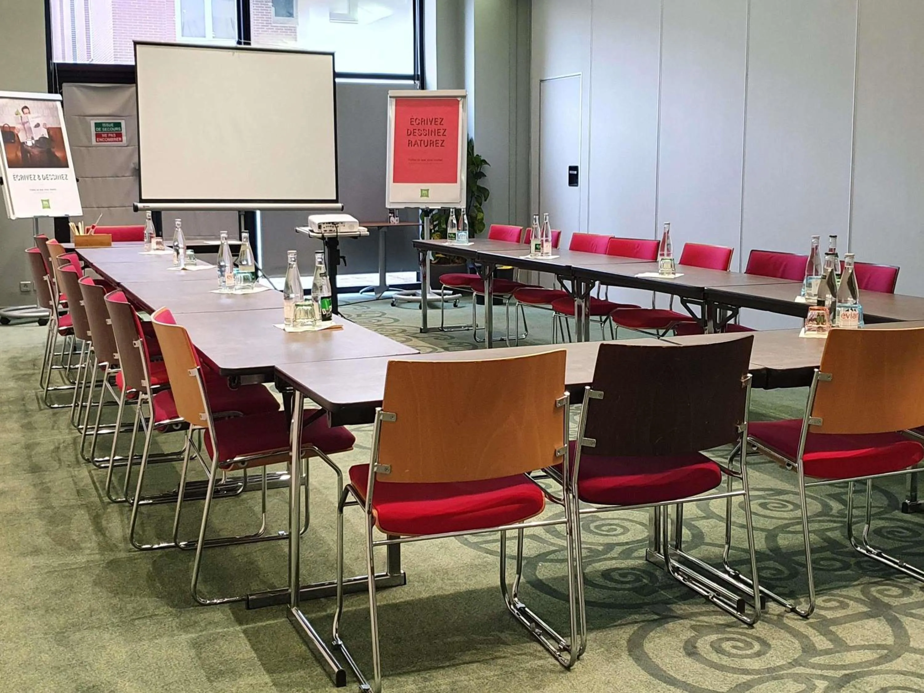Meeting/conference room in ibis Styles Evry Courcouronnes Hotel and Events