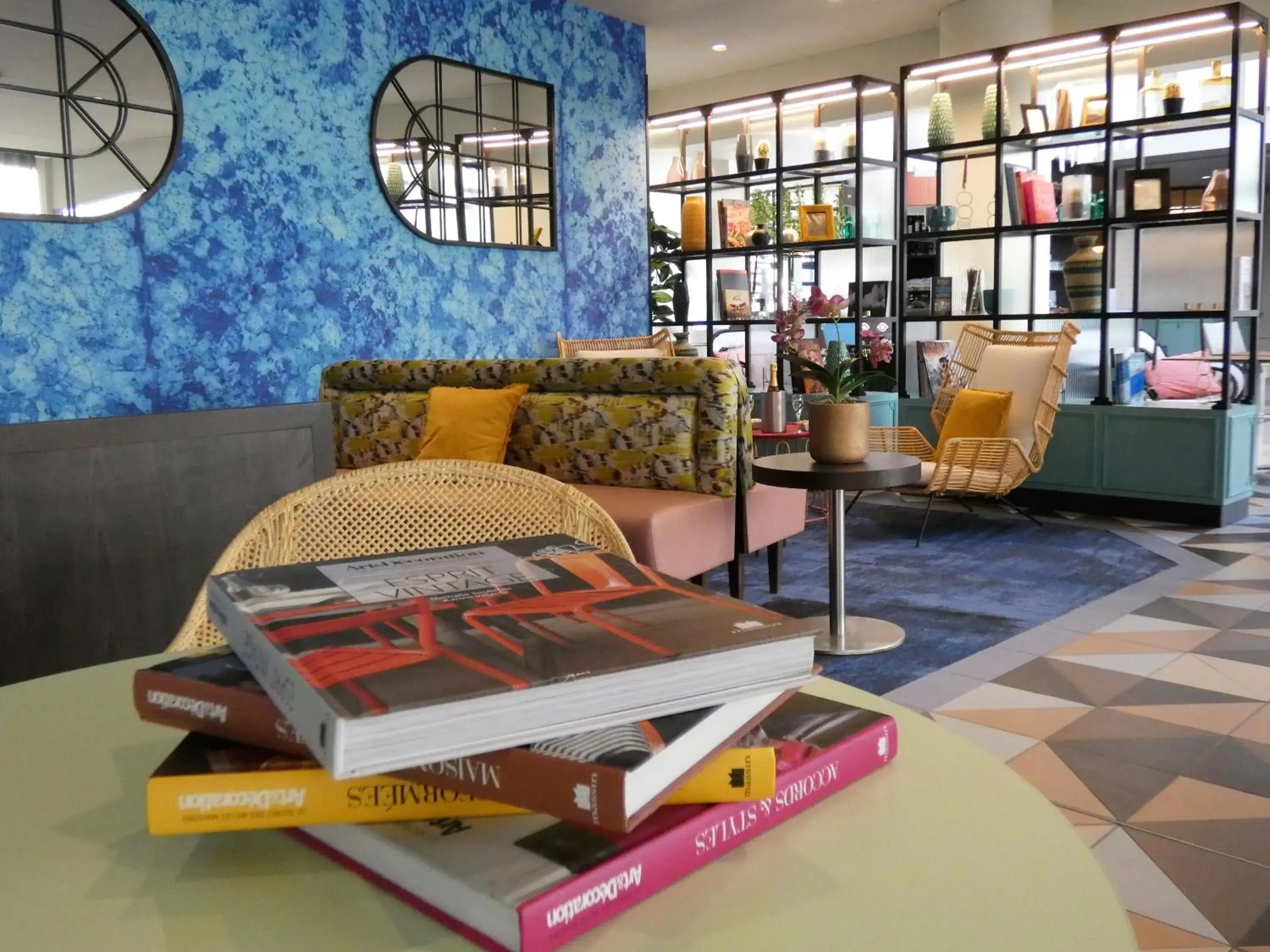 Lounge or bar in ibis Styles Evry Courcouronnes Hotel and Events Lounge or bar in ibis Styles Evry Courcouronnes Hotel and Events