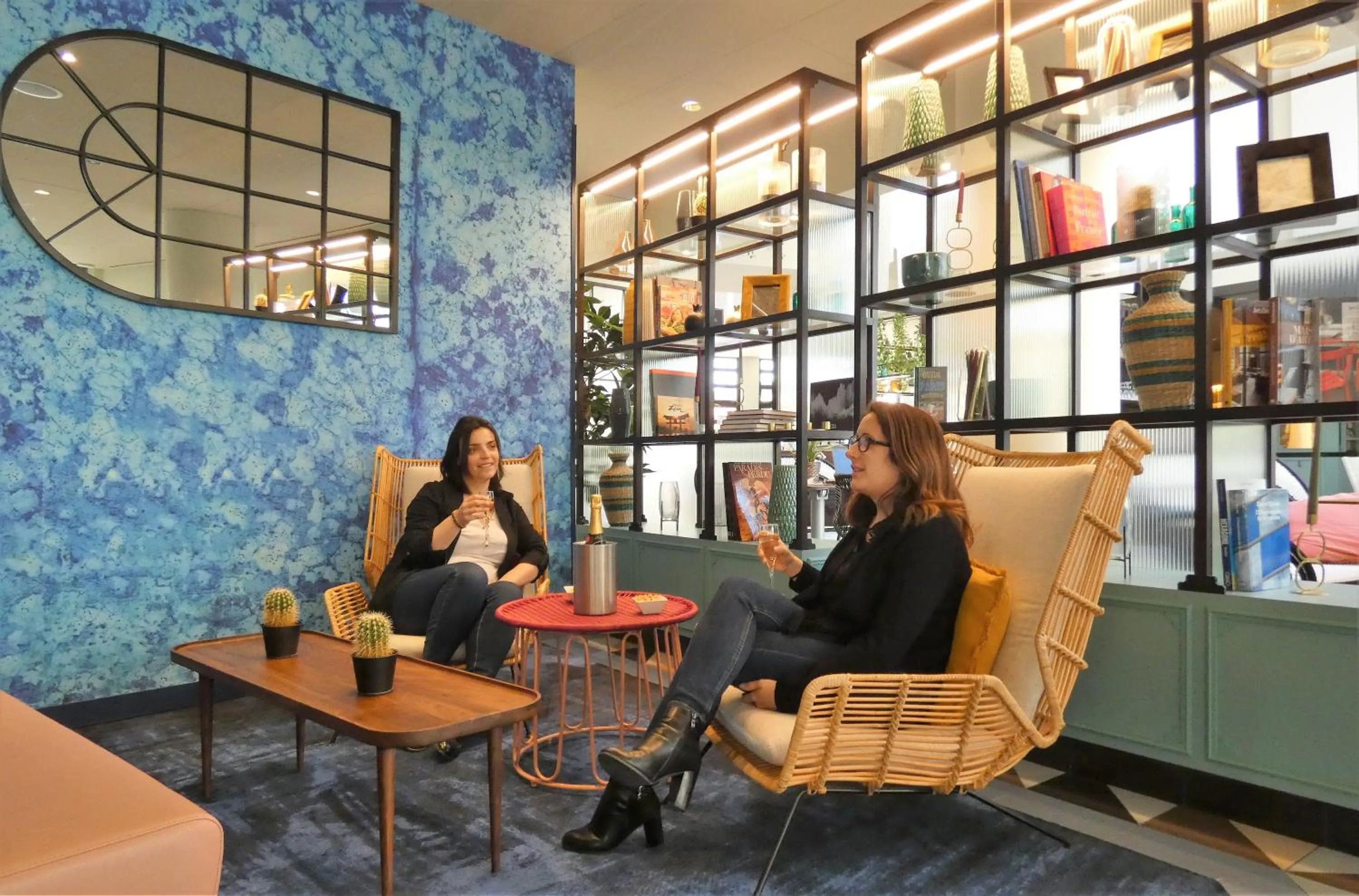 Lounge or bar in ibis Styles Evry Courcouronnes Hotel and Events