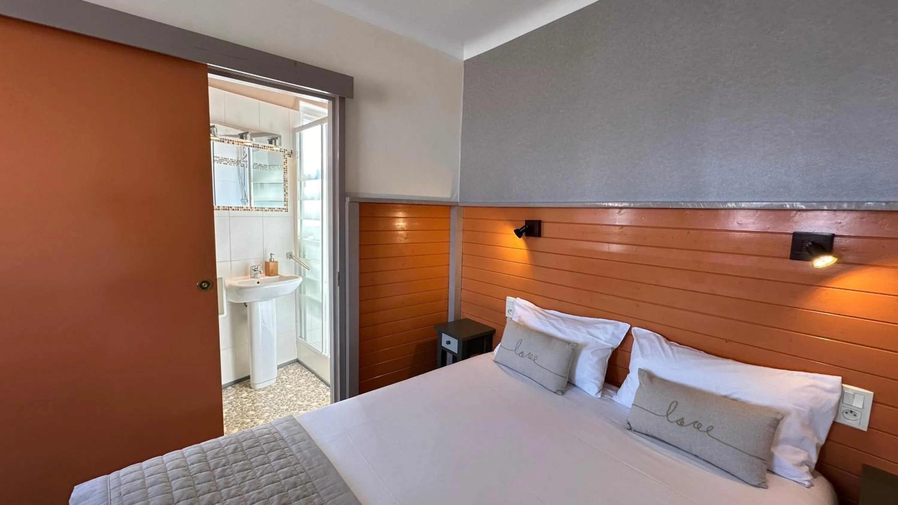 Bed in Hotel Le Goeland