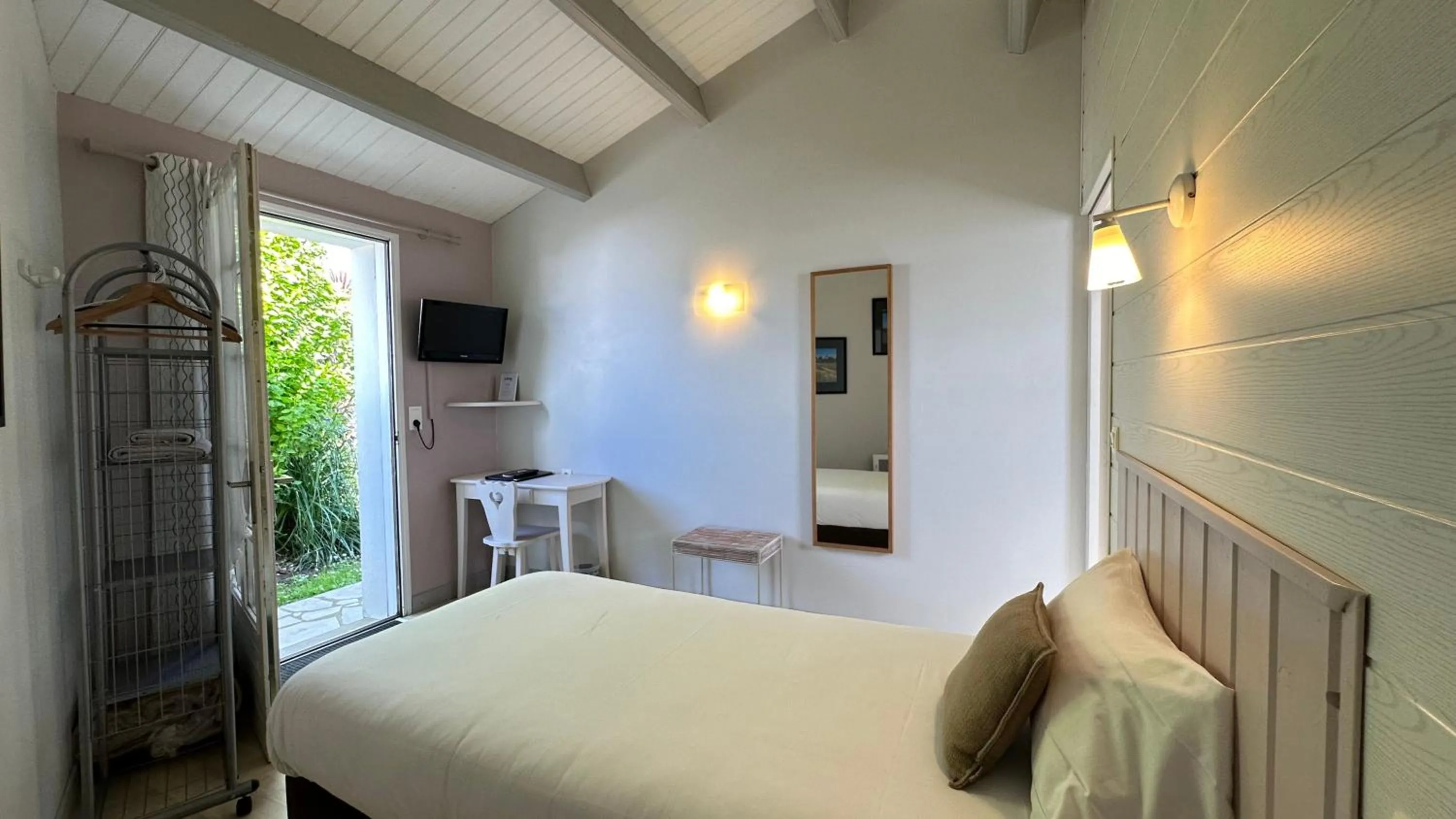 Bed in Hotel Le Goeland