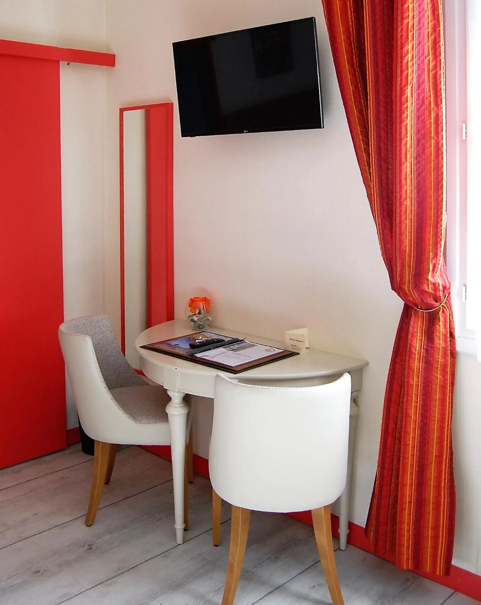 Seating area in Hotel Le Goeland