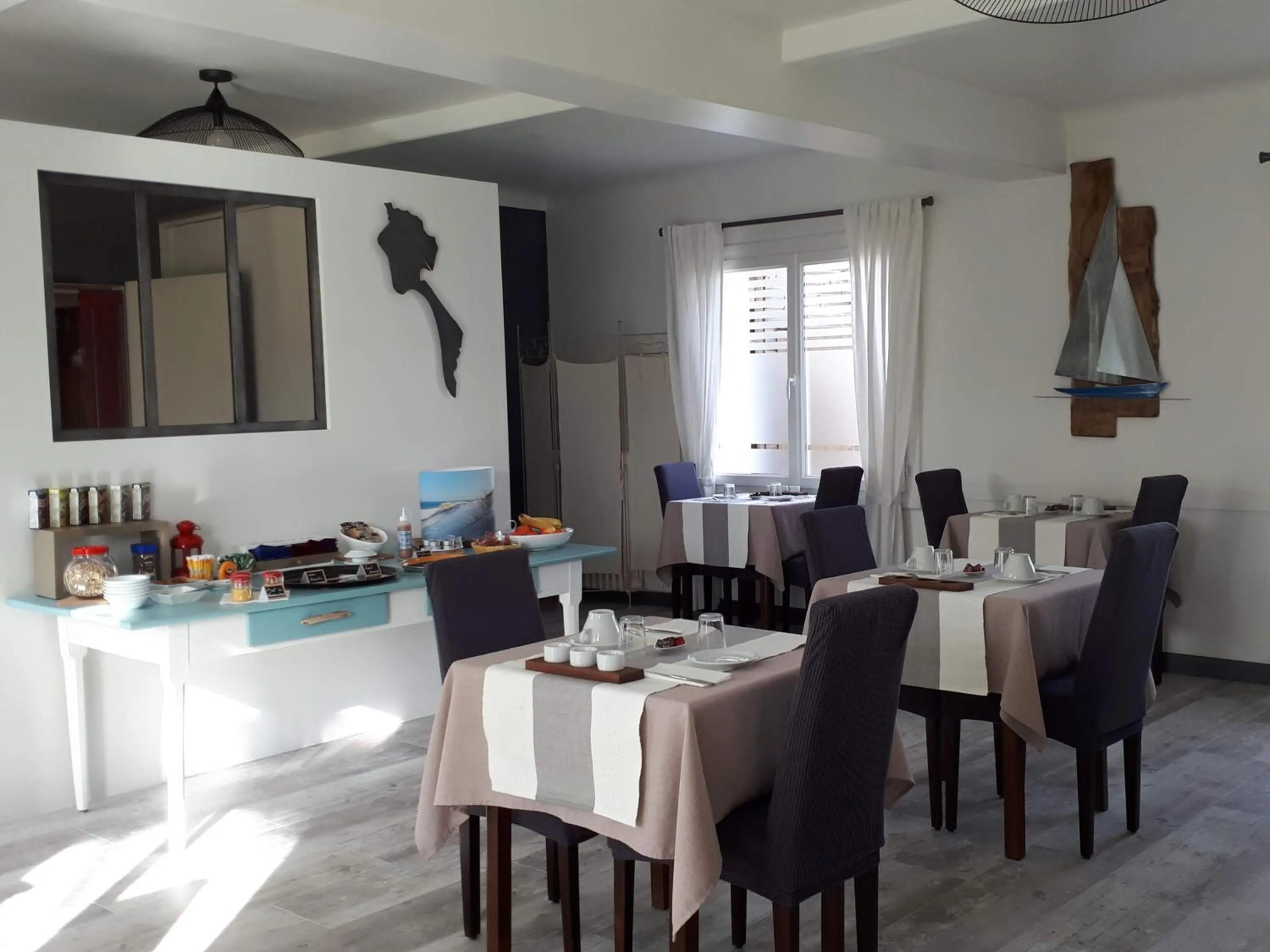 Dining area in Hotel Le Goeland