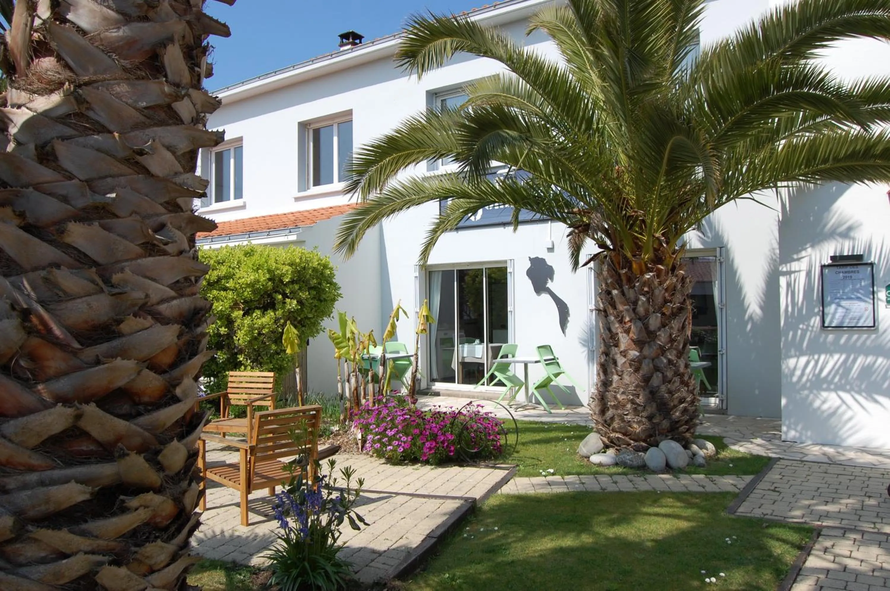 Property building in Hotel Le Goeland