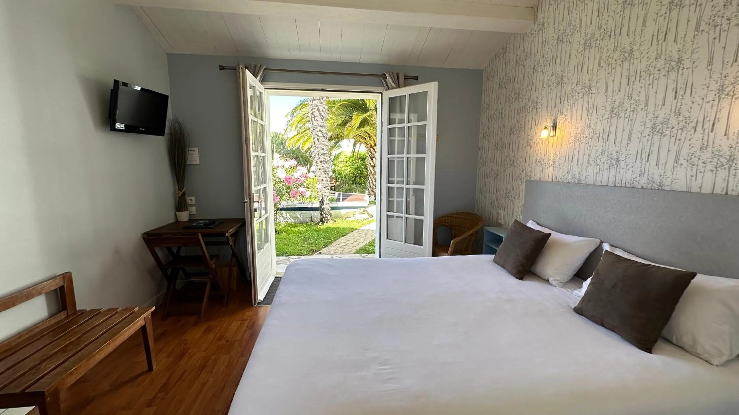 Bed in Hotel Le Goeland