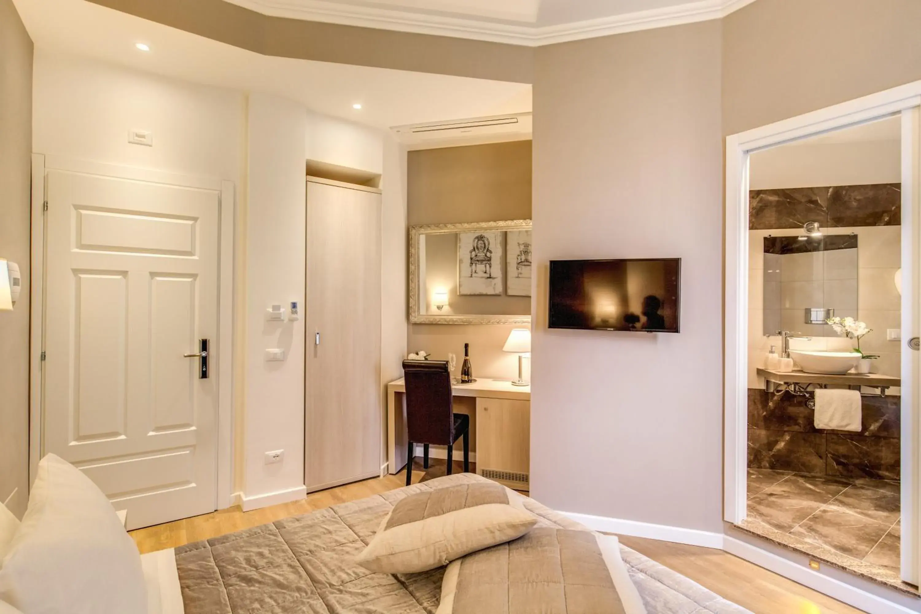 Photo of the whole room, Bed in The Bridge Suites Photo of the whole room, Bed in The Bridge Suites