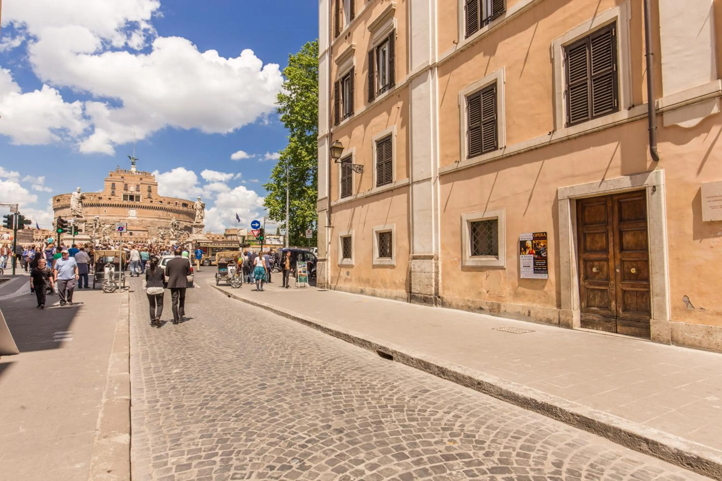 Facade/entrance in The Bridge Suites