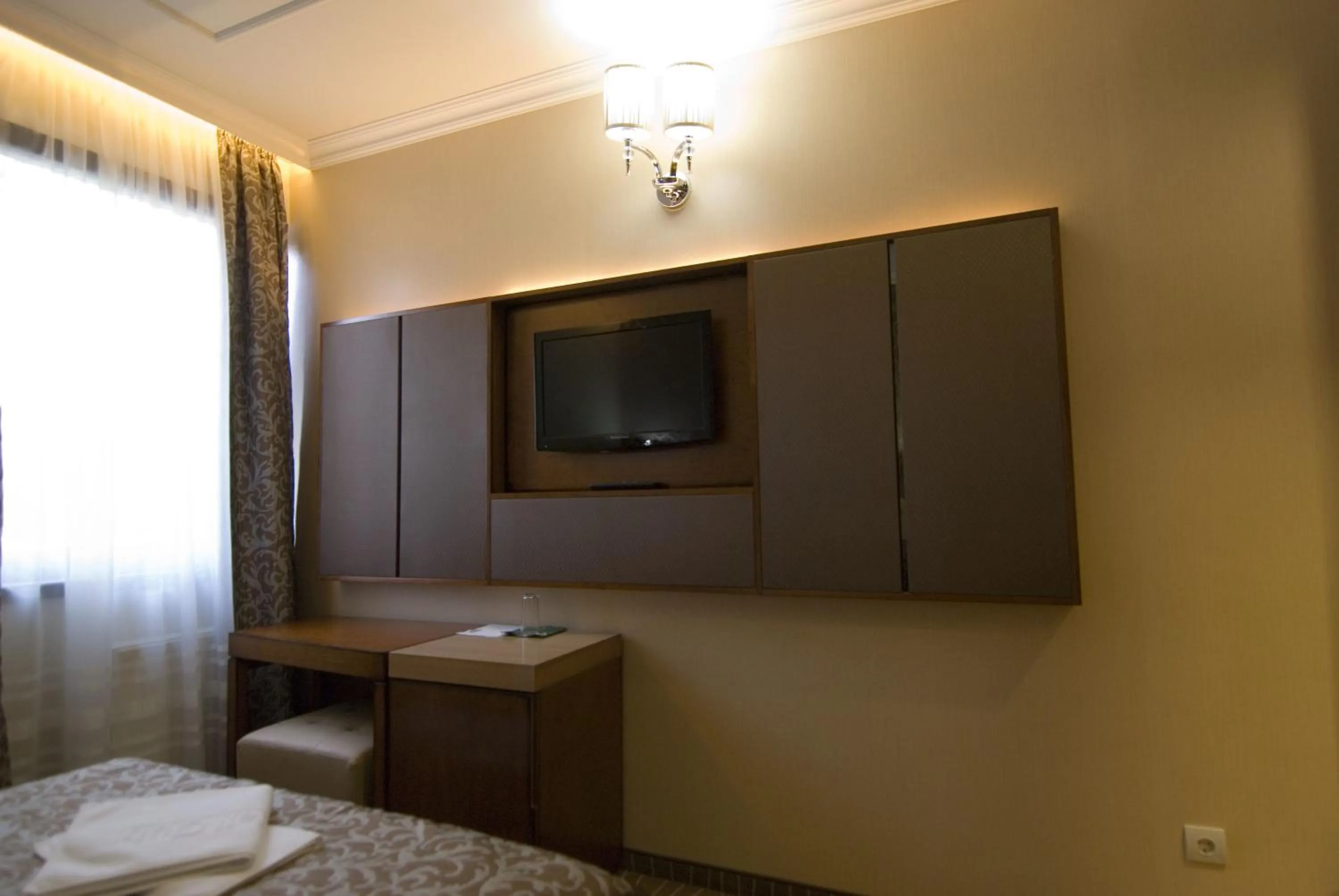 Photo of the whole room, Bed in Golden Ball Club