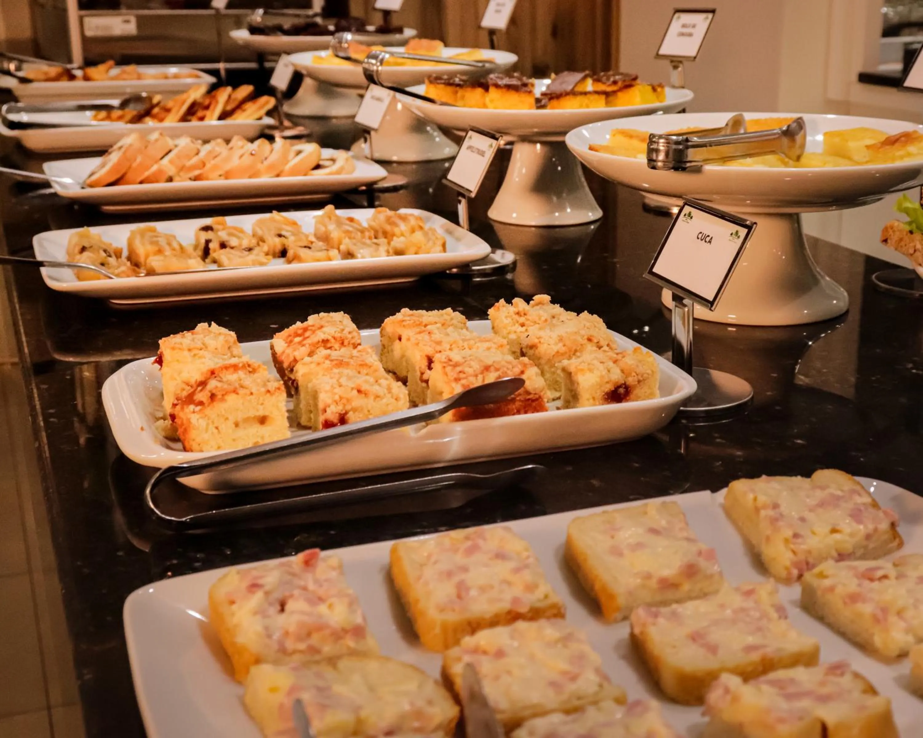 Buffet breakfast in Hotel Pequeno Bosque
