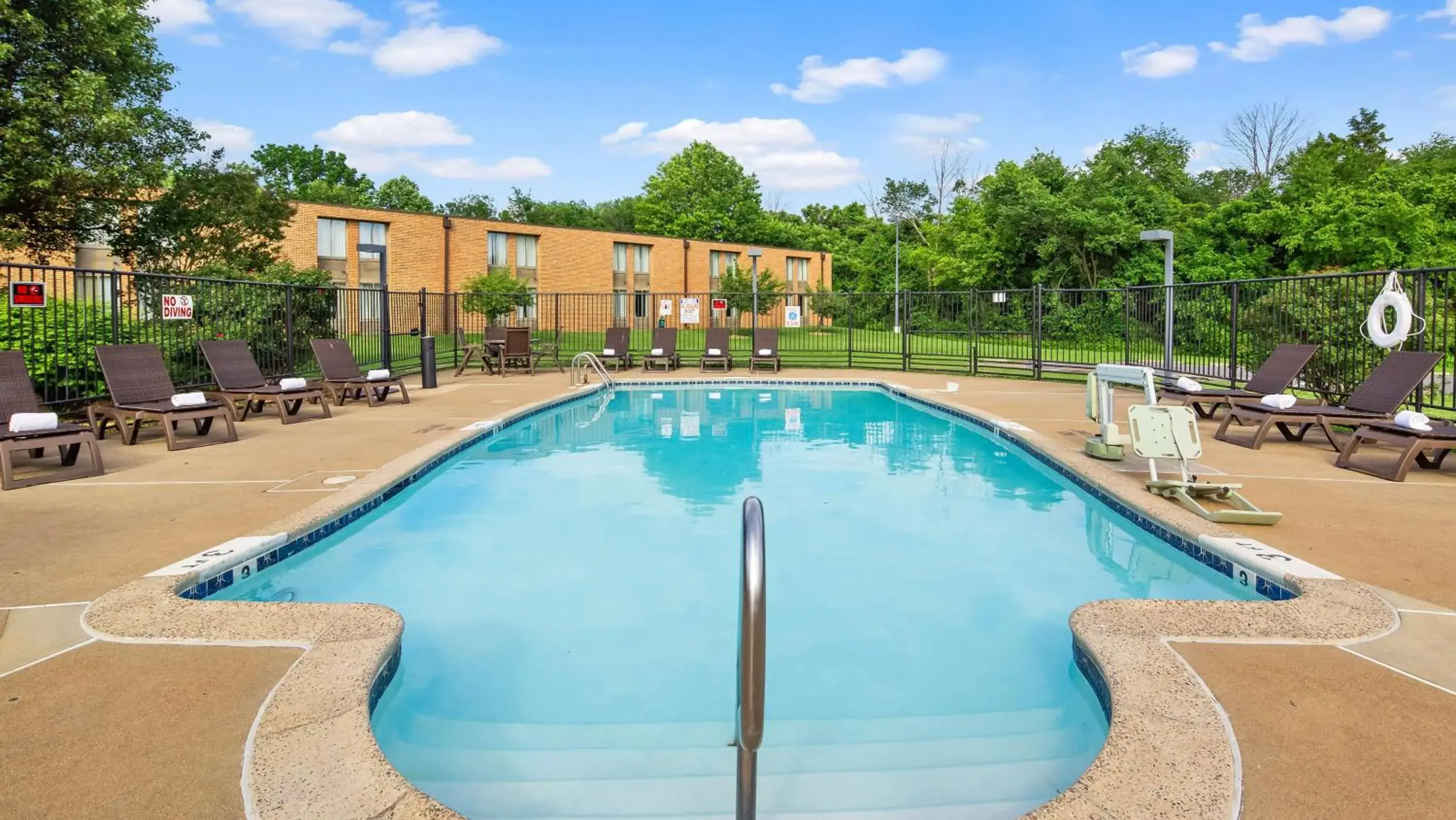 Pool view in Best Western Leesburg Pool view in Best Western Leesburg