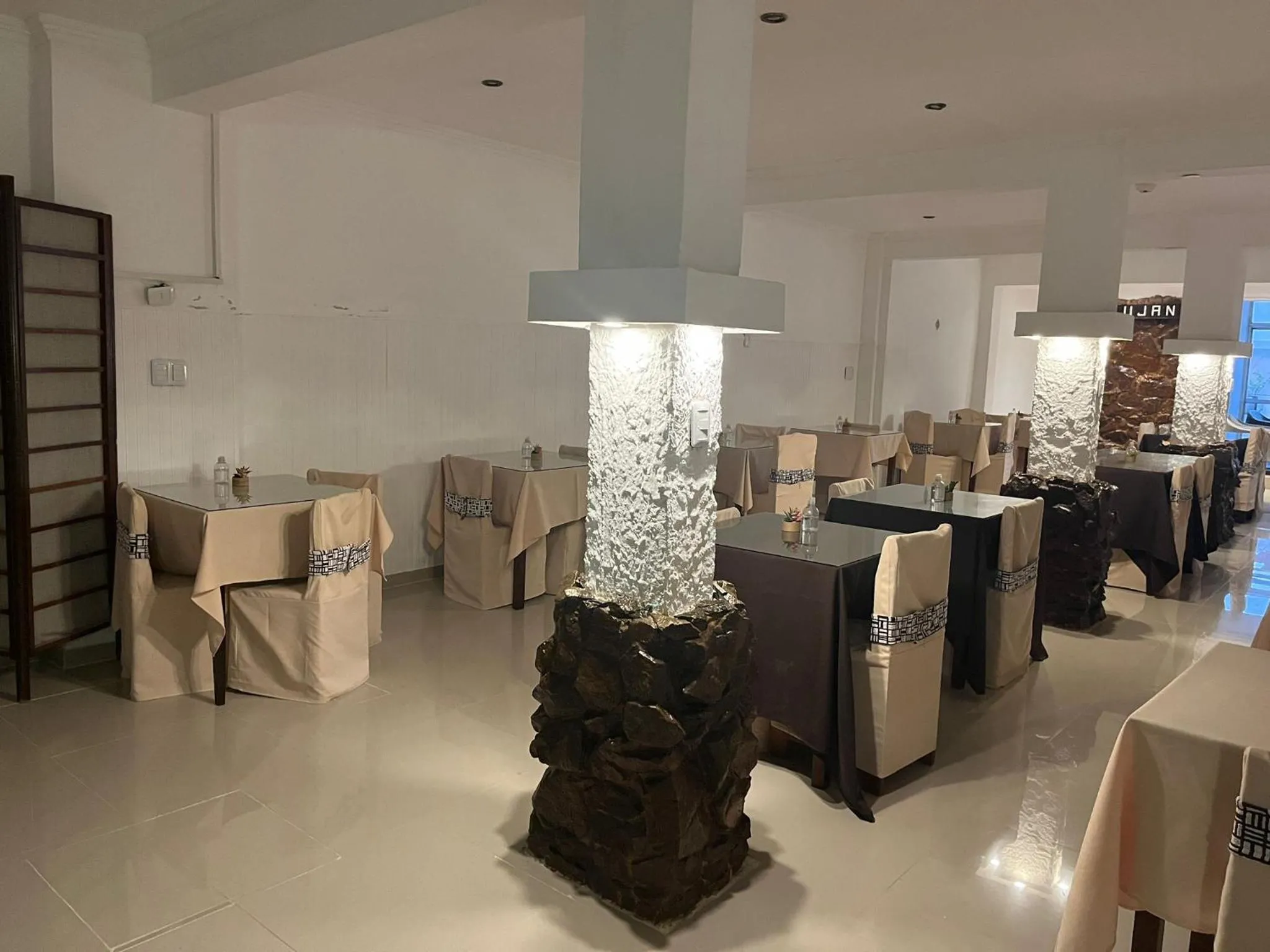 Restaurant/places to eat in Hotel Lujan