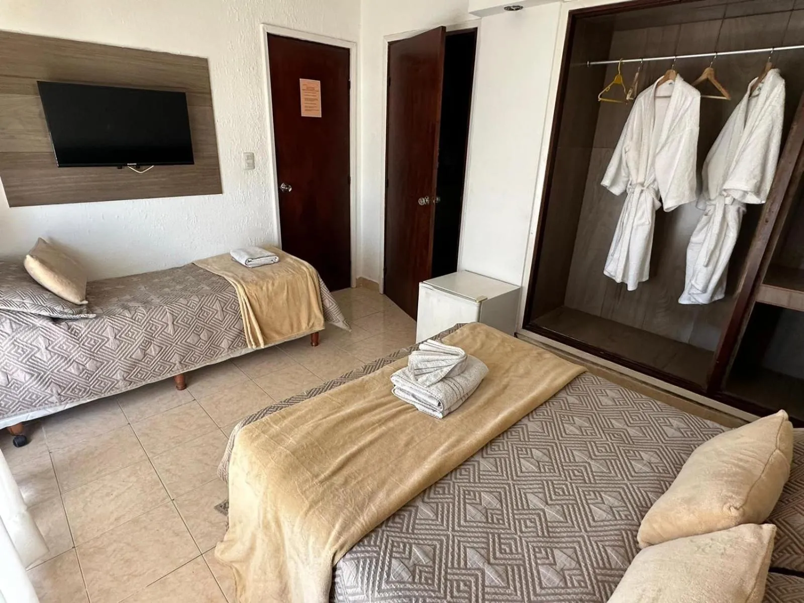 TV and multimedia, Bed in Hotel Lujan