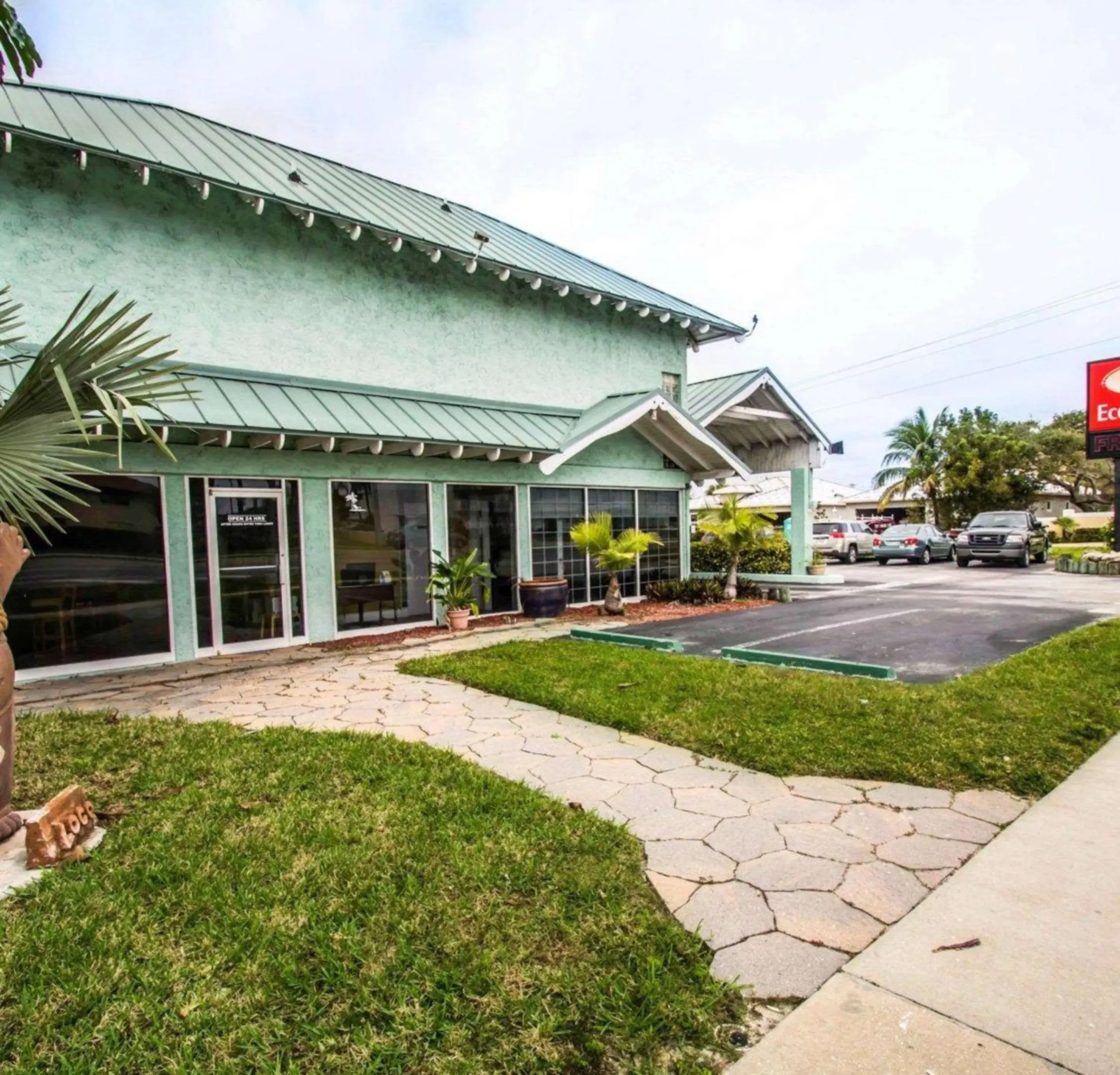 Property building in Econo Lodge Cocoa Beach - near the Port Property building in Econo Lodge Cocoa Beach - near the Port