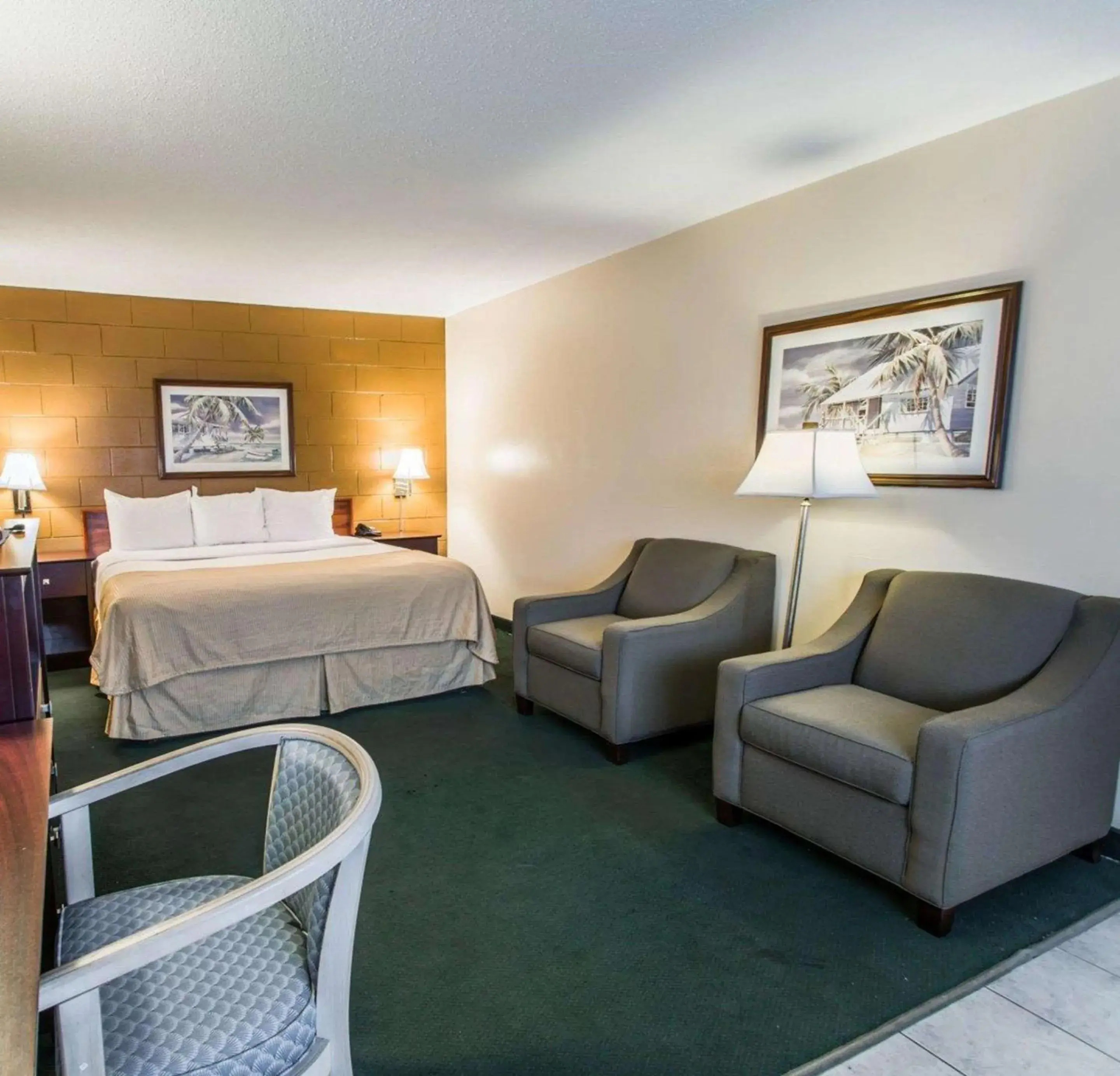 Photo of the whole room, Bed in Econo Lodge Cocoa Beach - near the Port Photo of the whole room, Bed in Econo Lodge Cocoa Beach - near the Port