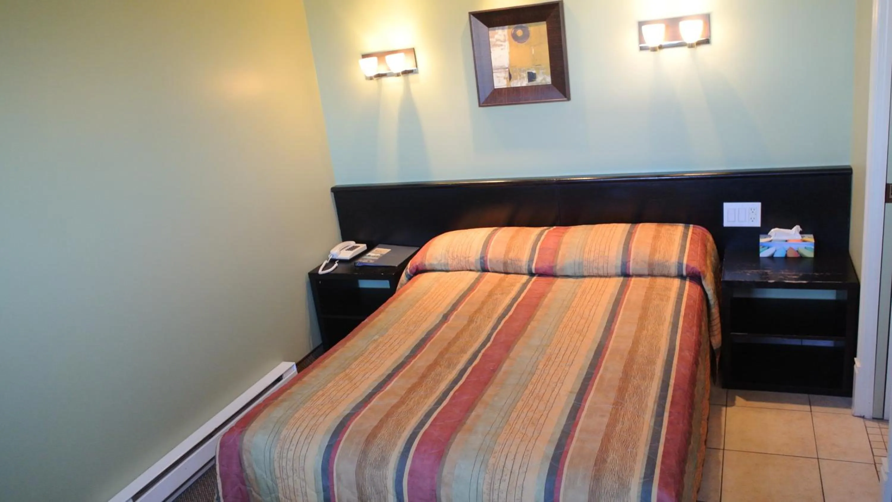 Bedroom, Bed in Motel Classique