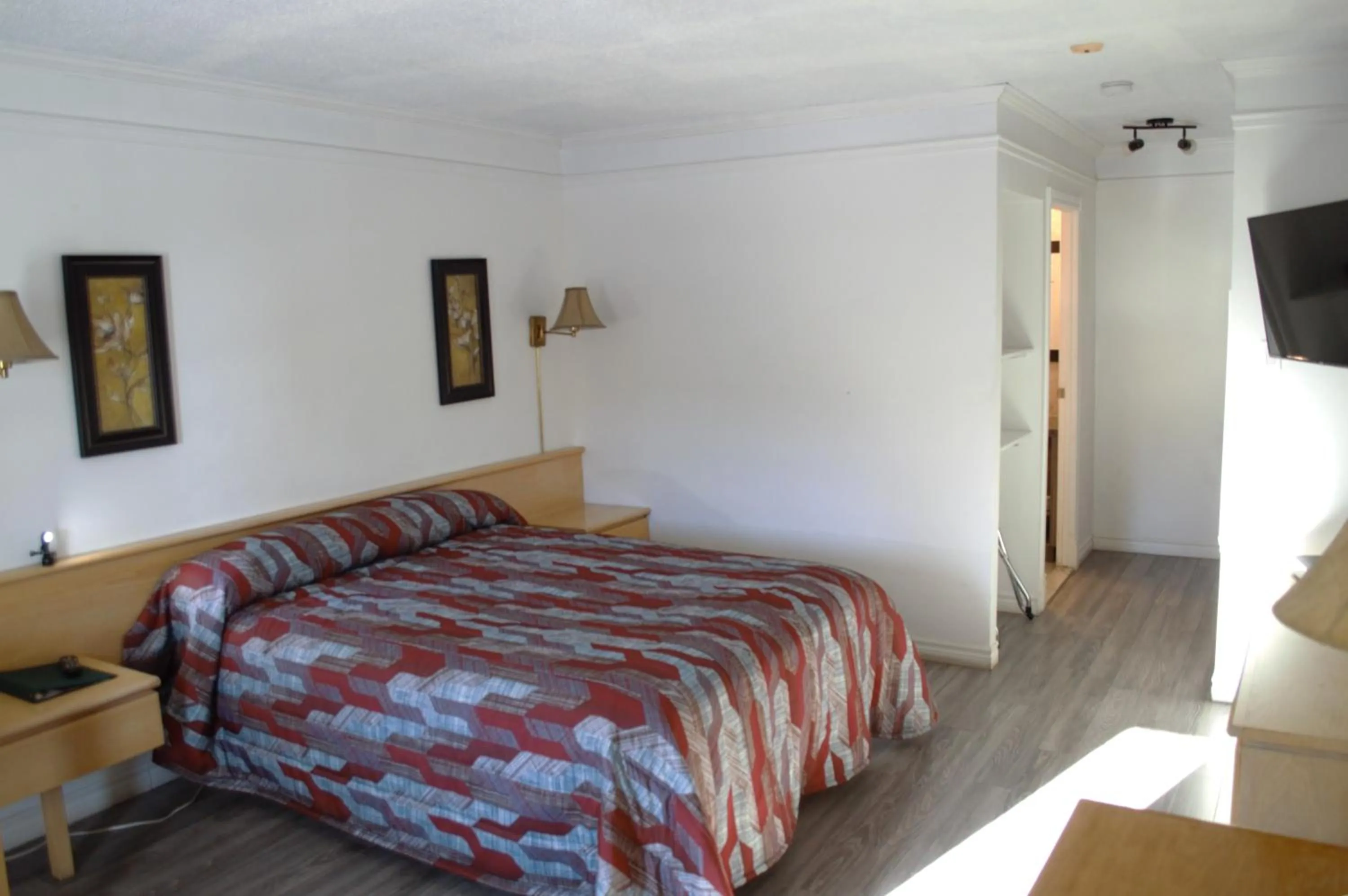 Bed in Motel Classique