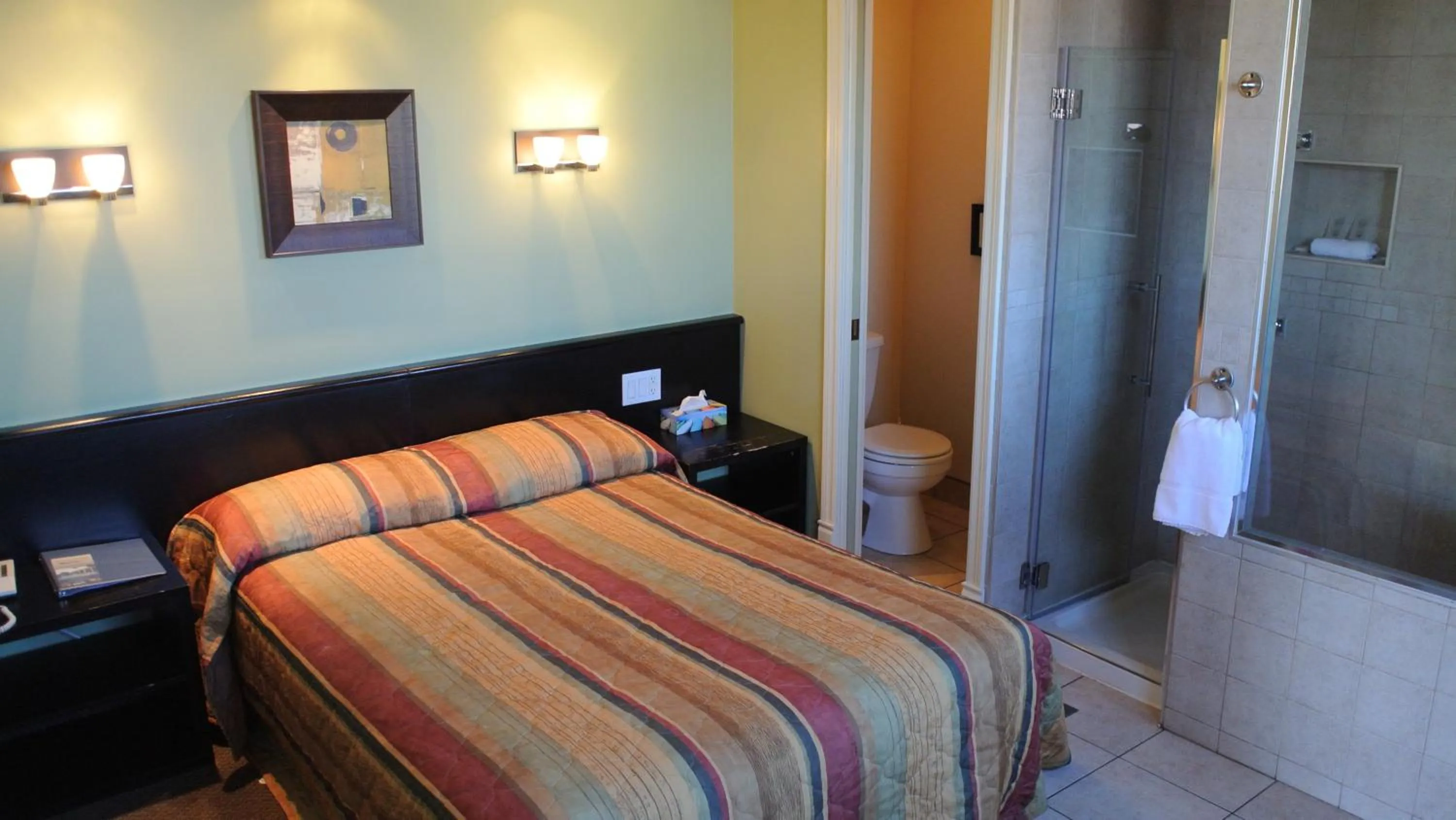 Photo of the whole room, Bed in Motel Classique