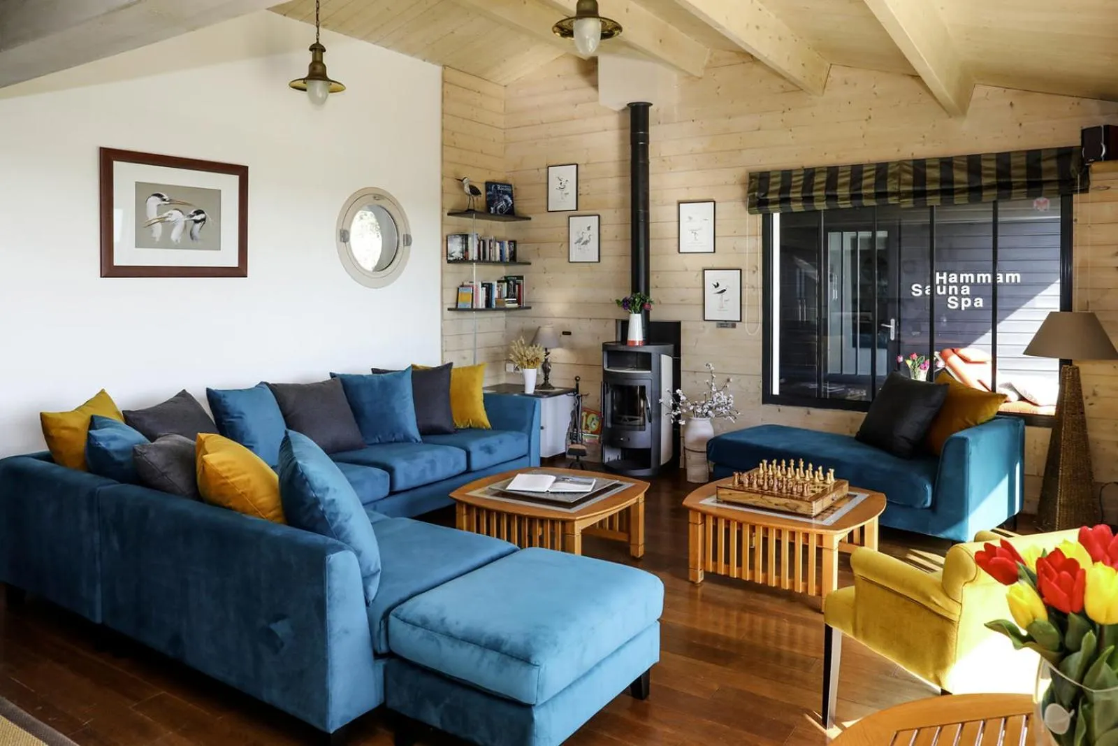 Library in Hôtel Les Vignes de la Chapelle, "The Originals Relais"