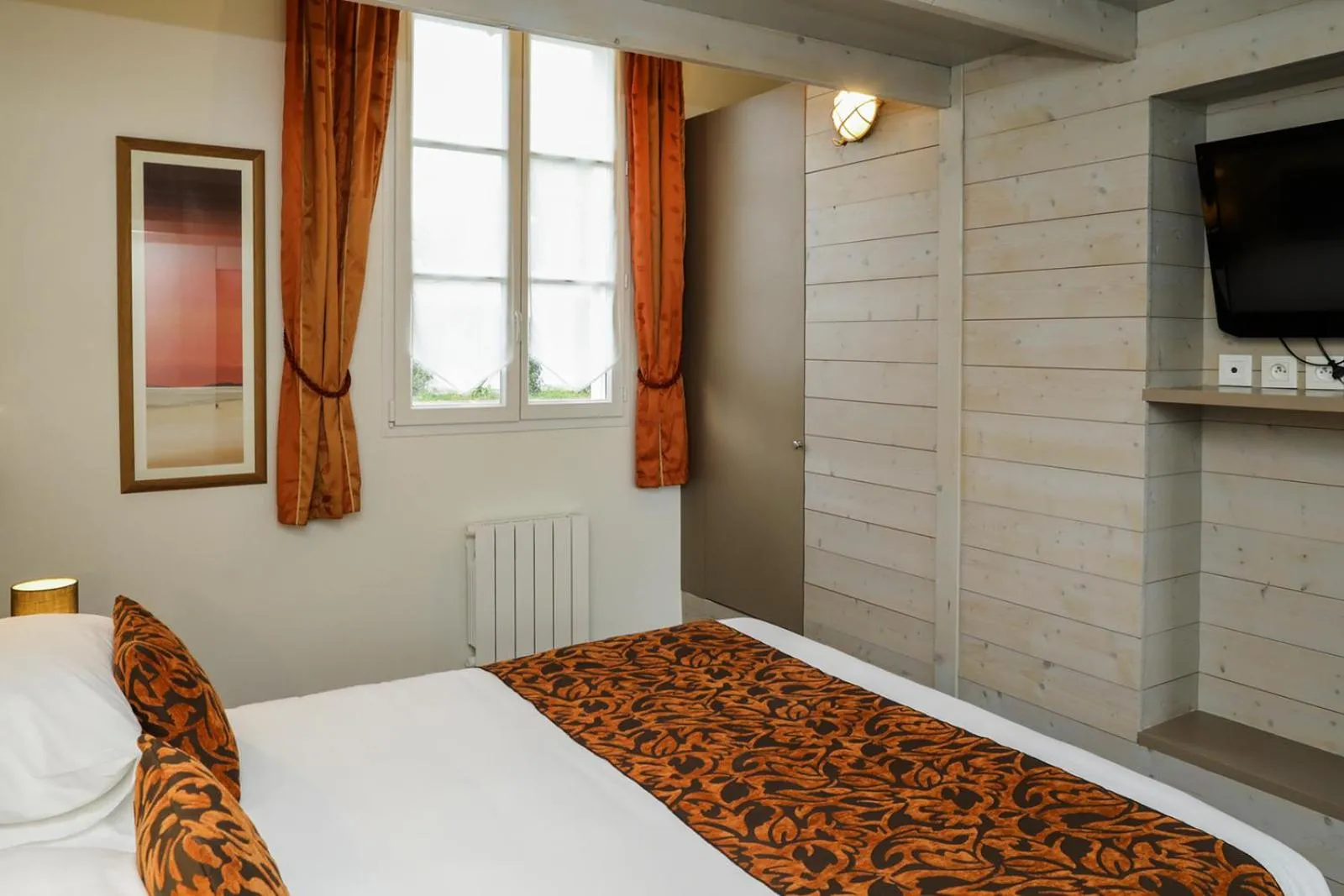Photo of the whole room, Bed in Hôtel Les Vignes de la Chapelle, "The Originals Relais"