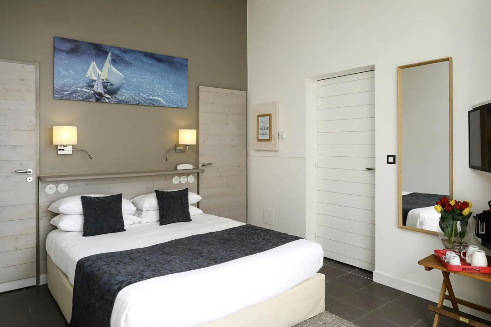 Photo of the whole room, Bed in Hôtel Les Vignes de la Chapelle, "The Originals Relais"