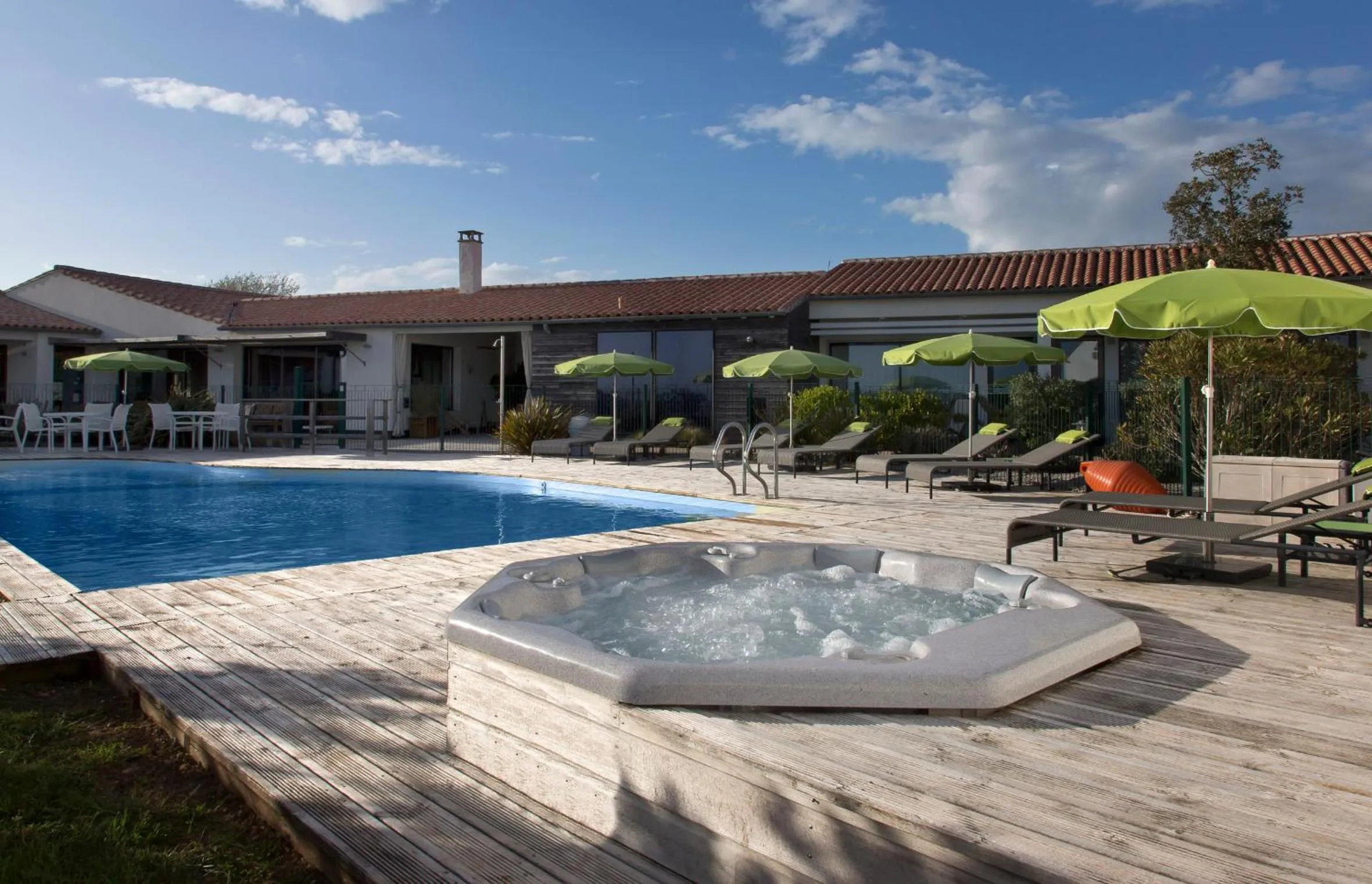 Hot Tub in Hôtel Les Vignes de la Chapelle, "The Originals Relais"