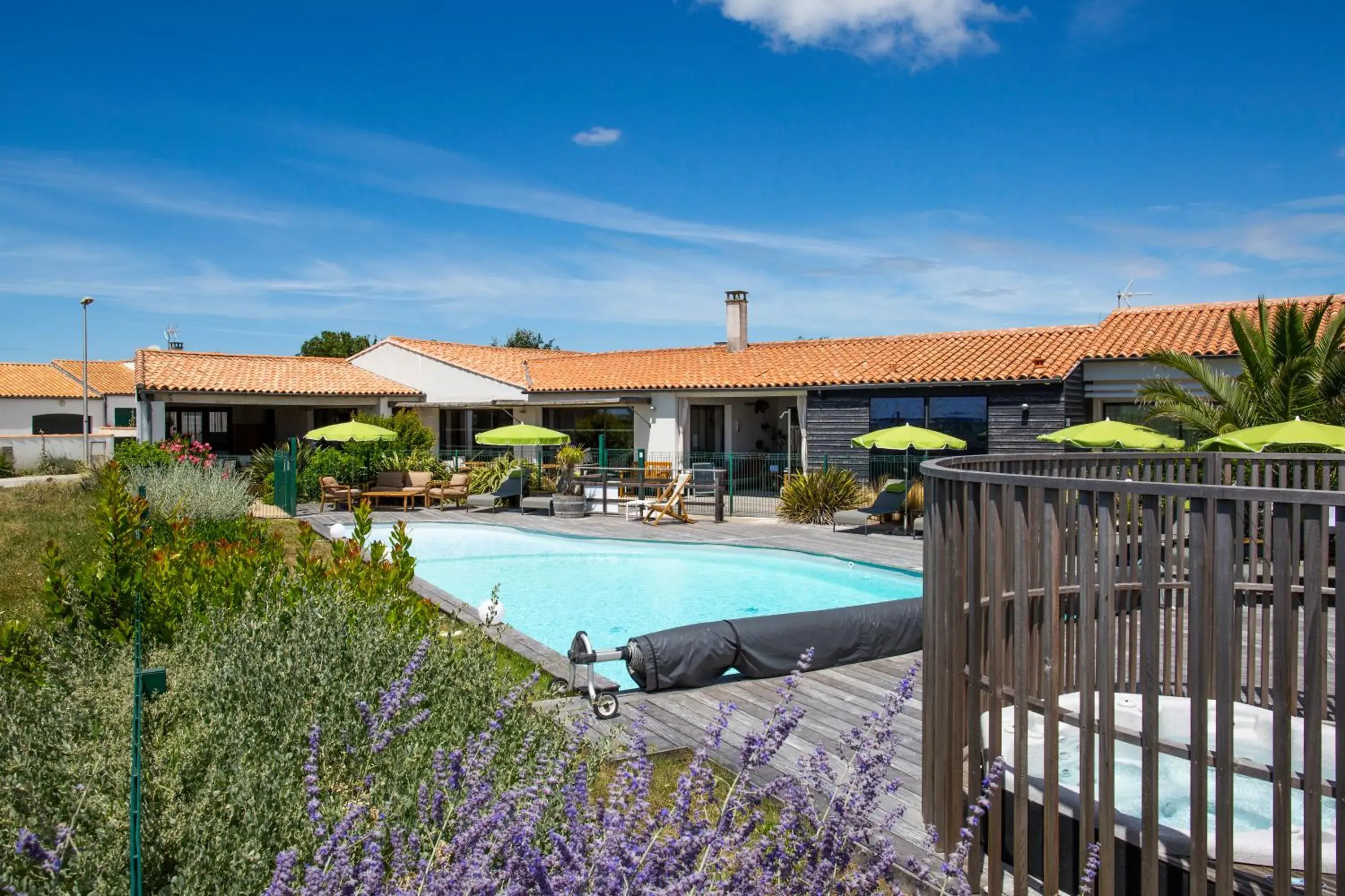 Pool view in Hôtel Les Vignes de la Chapelle, "The Originals Relais" Pool view in Hôtel Les Vignes de la Chapelle, "The Originals Relais"