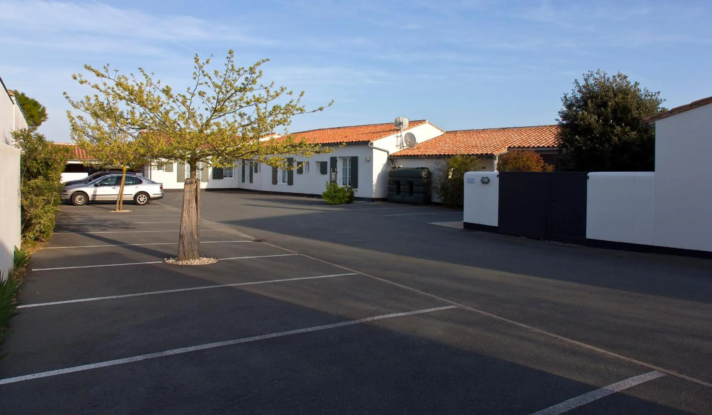 Parking in Hôtel Les Vignes de la Chapelle, "The Originals Relais"