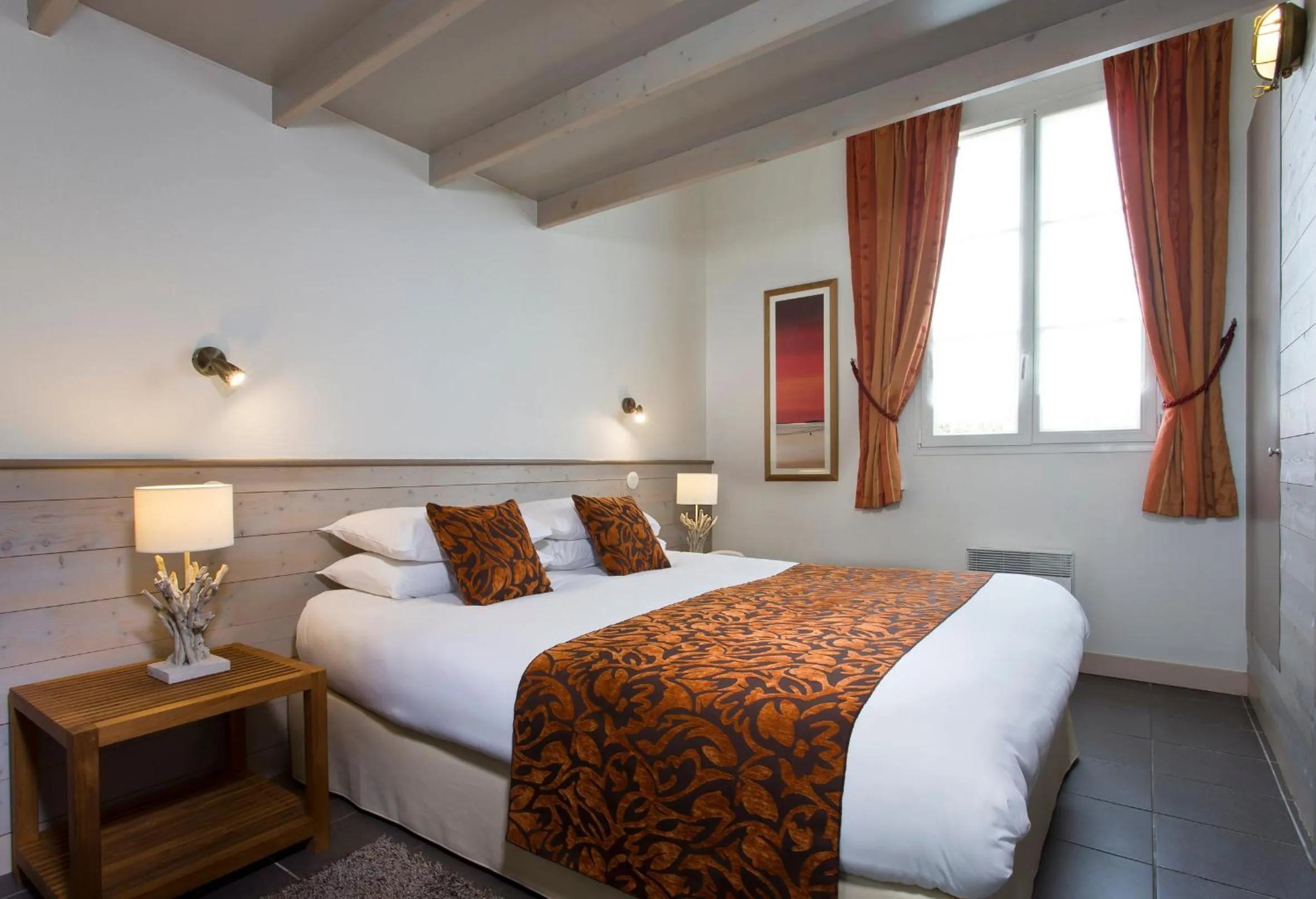 Bedroom, Bed in Hôtel Les Vignes de la Chapelle, "The Originals Relais"