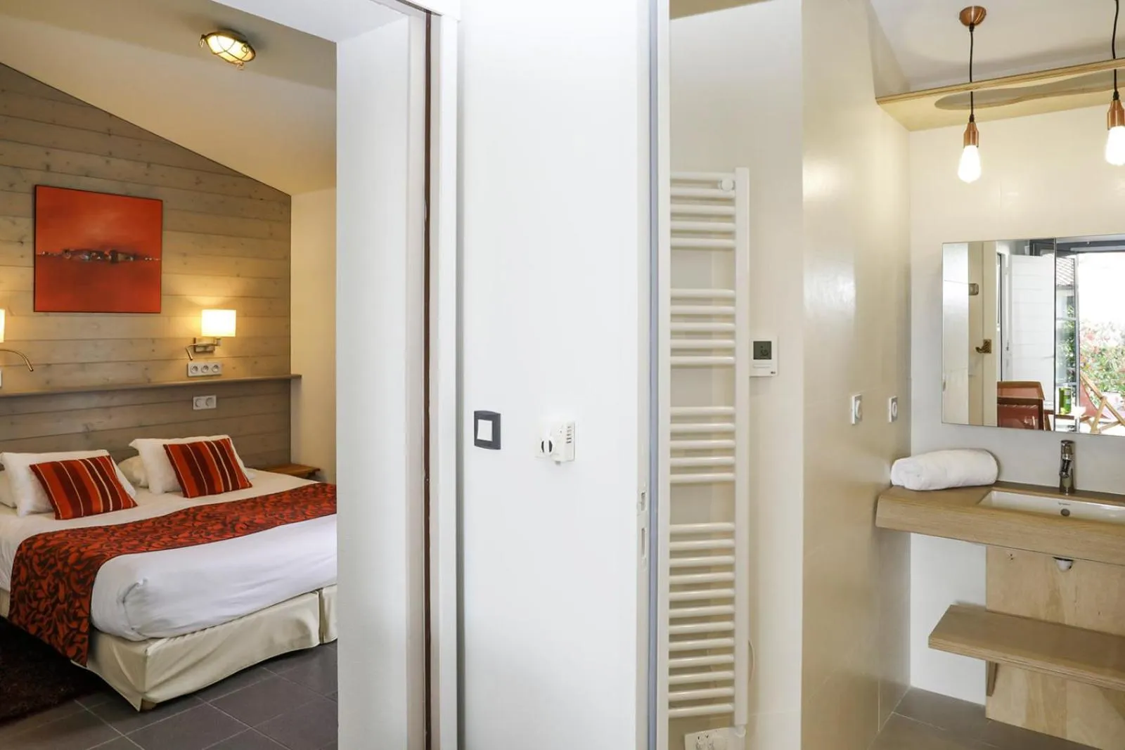 Bathroom, Bed in Hôtel Les Vignes de la Chapelle, "The Originals Relais"