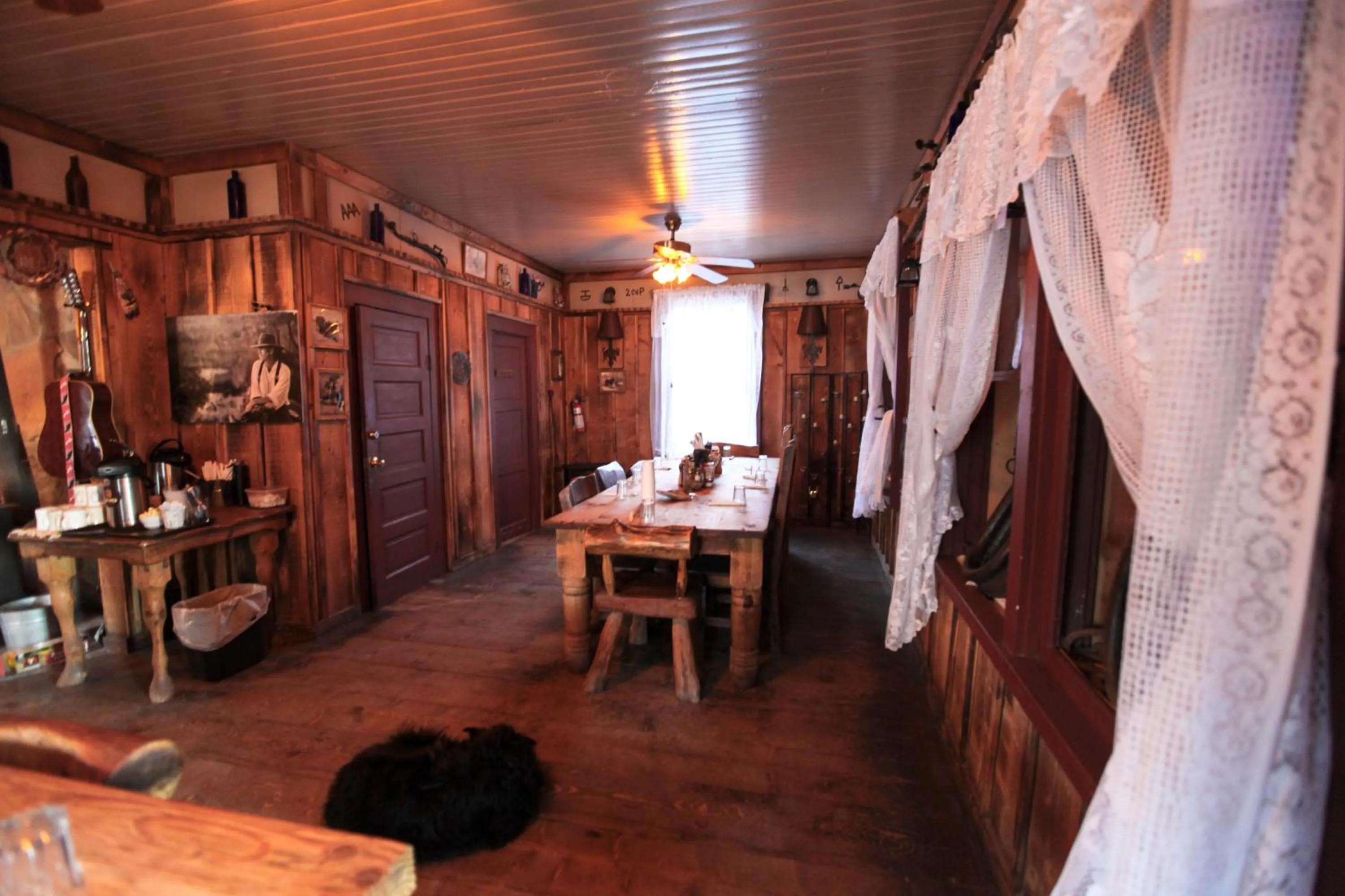 Restaurant/places to eat in Grand Canyon Western Ranch