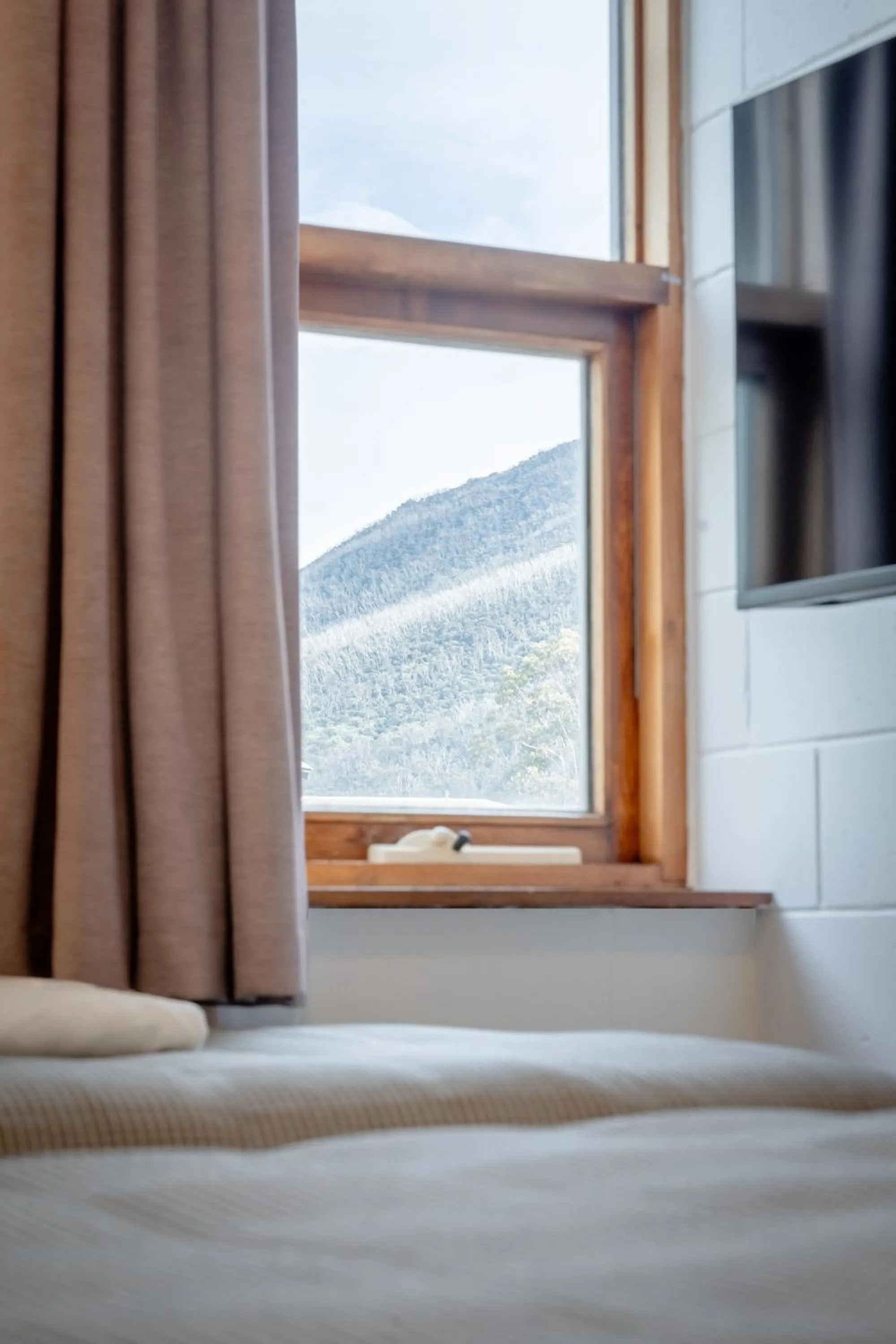 View (from property/room), Bed in YHA Thredbo