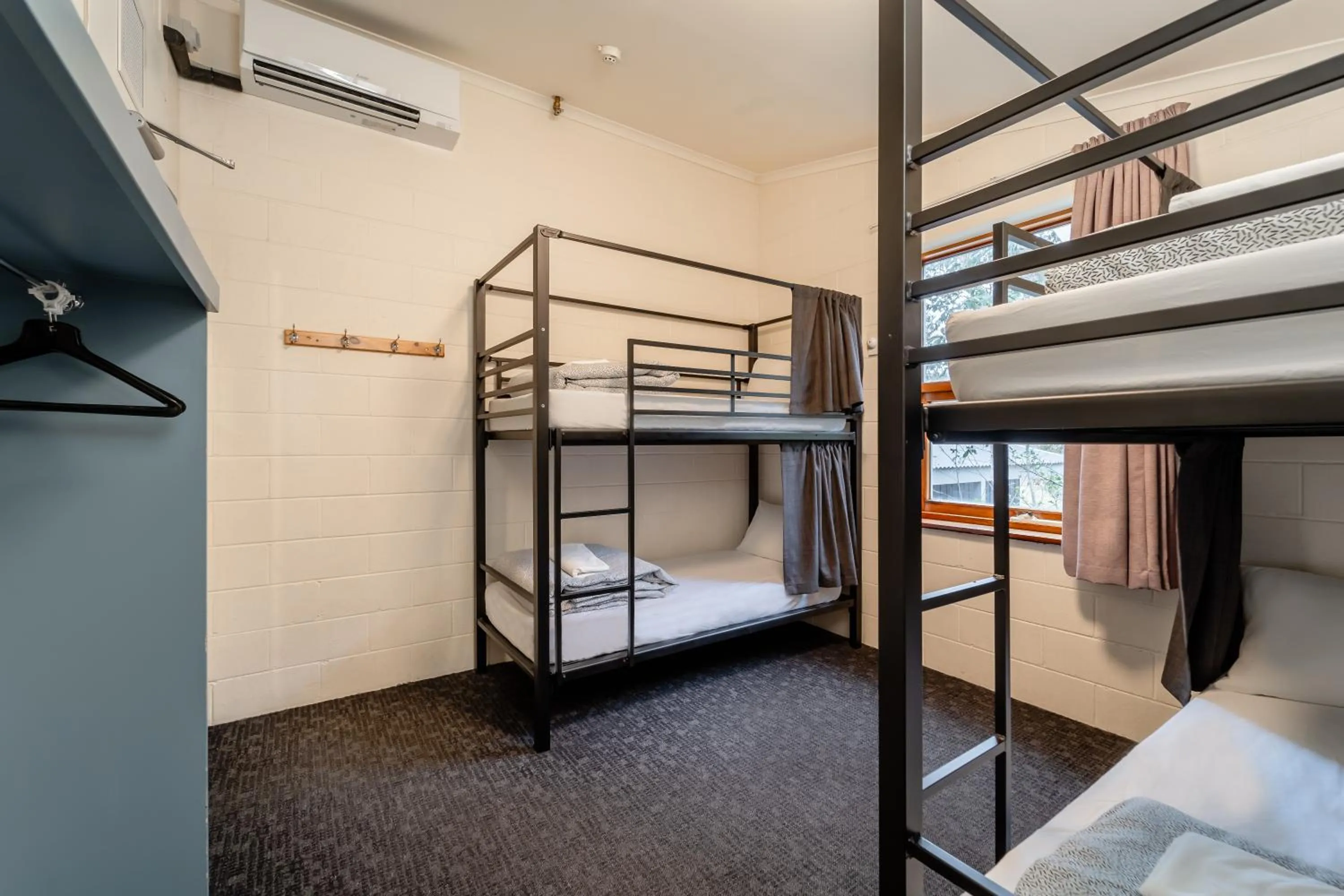 Bedroom, Bed in YHA Thredbo