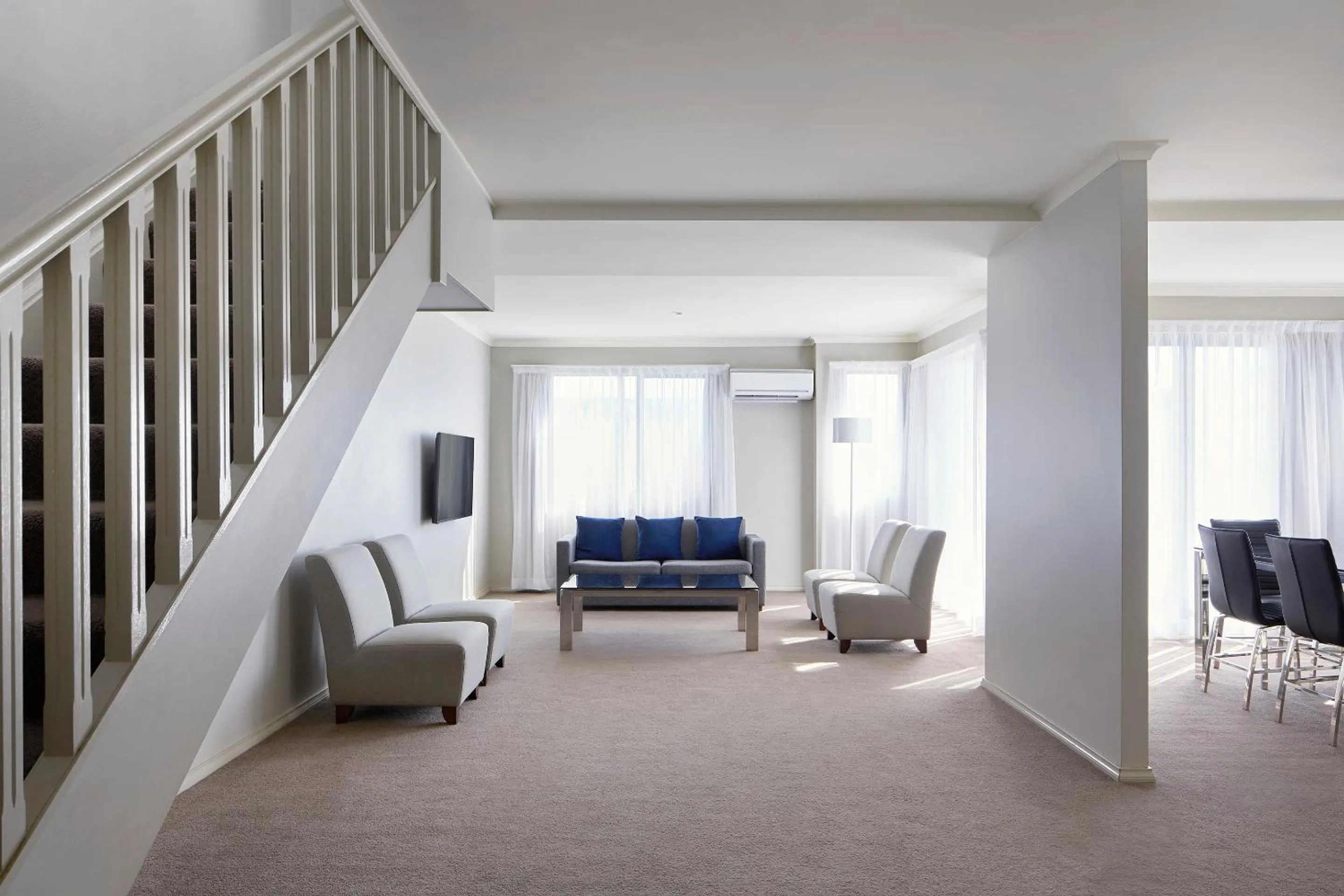 Seating area in Pinnacle Apartments