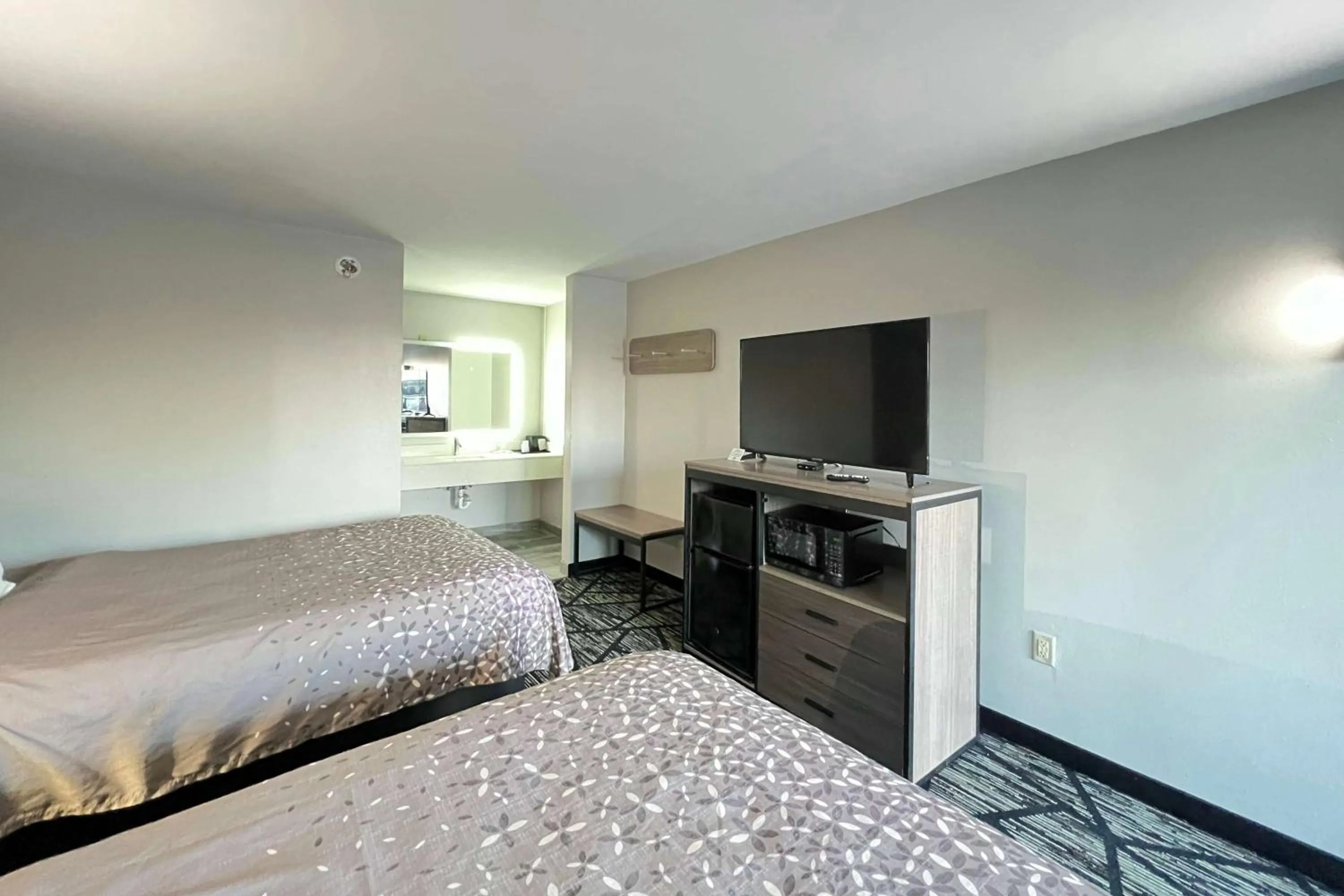 Photo of the whole room, Bed in Super 8 by Wyndham Sulphur South