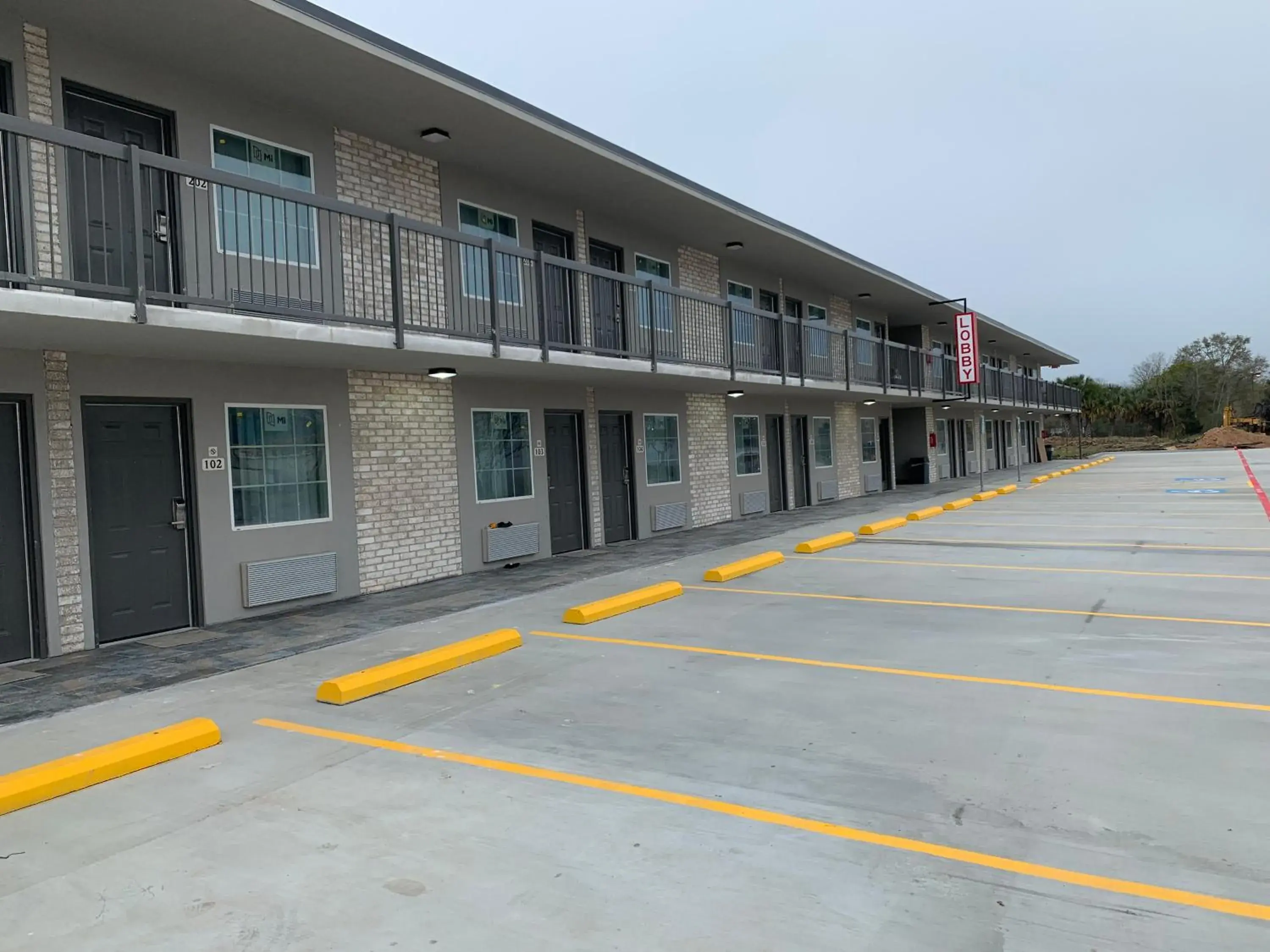 Property building in Super 8 by Wyndham Sulphur South Property building in Super 8 by Wyndham Sulphur South