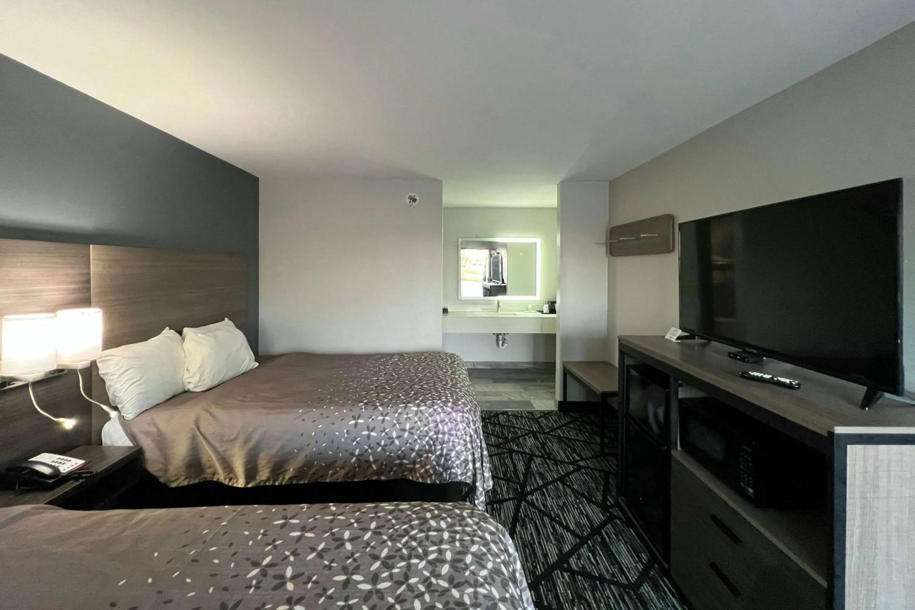 Photo of the whole room, Bed in Super 8 by Wyndham Sulphur South