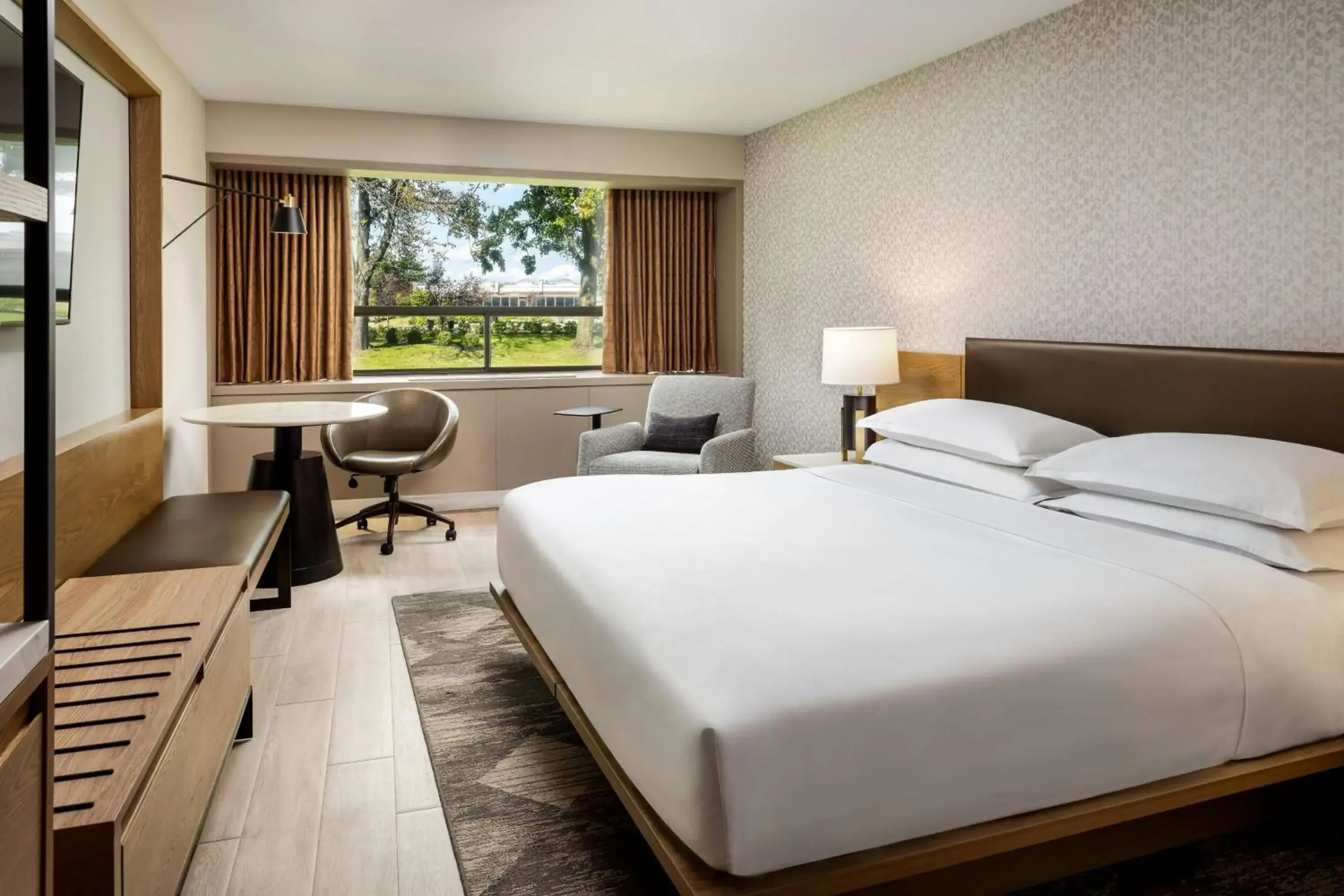 Guest Room, 1 King in Sheraton Montreal Airport Hotel Guest Room, 1 King in Sheraton Montreal Airport Hotel