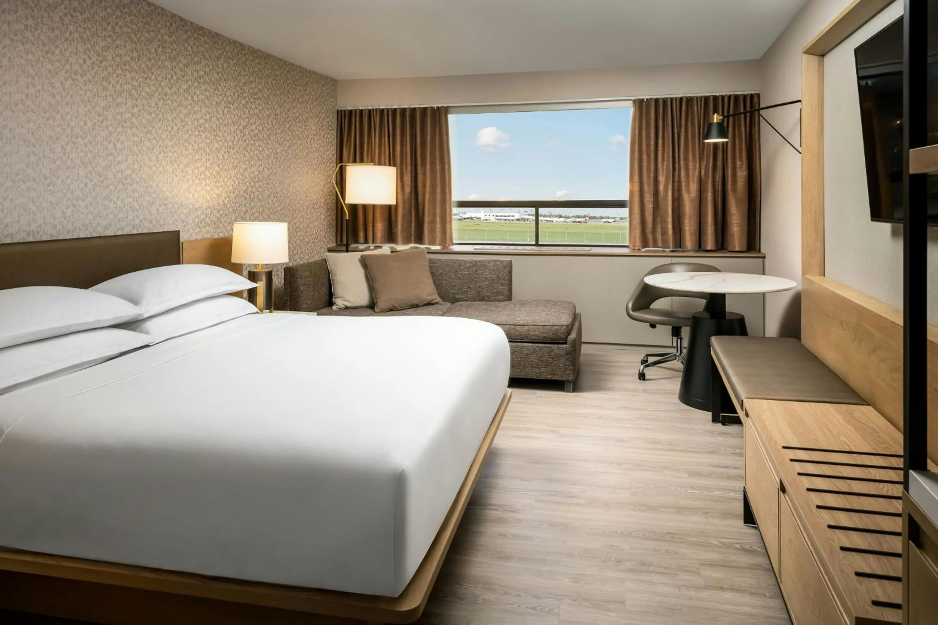 Bedroom, Bed in Sheraton Montreal Airport Hotel