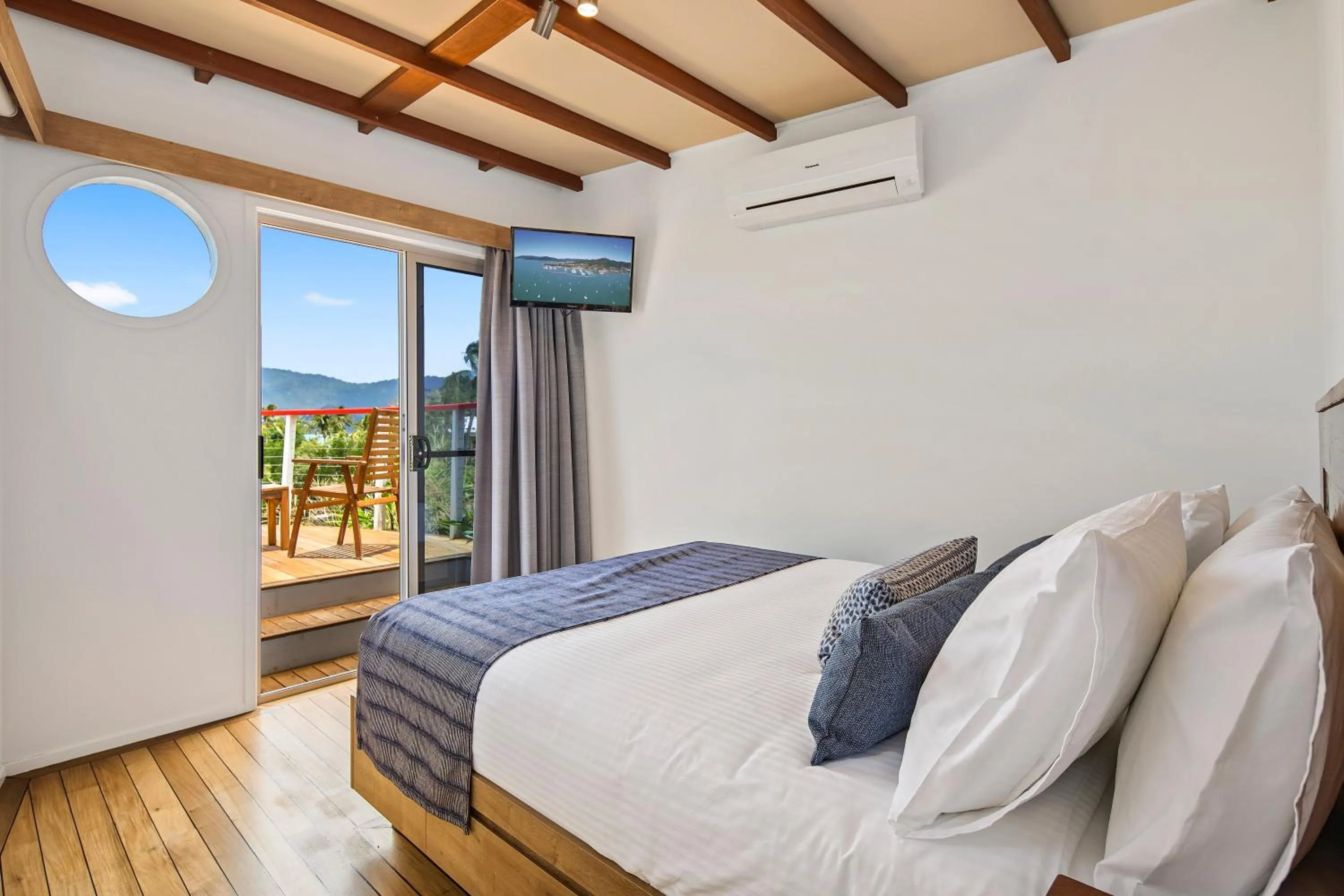 Balcony/Terrace, Bed in Freedom Shores Resort Airlie Beach