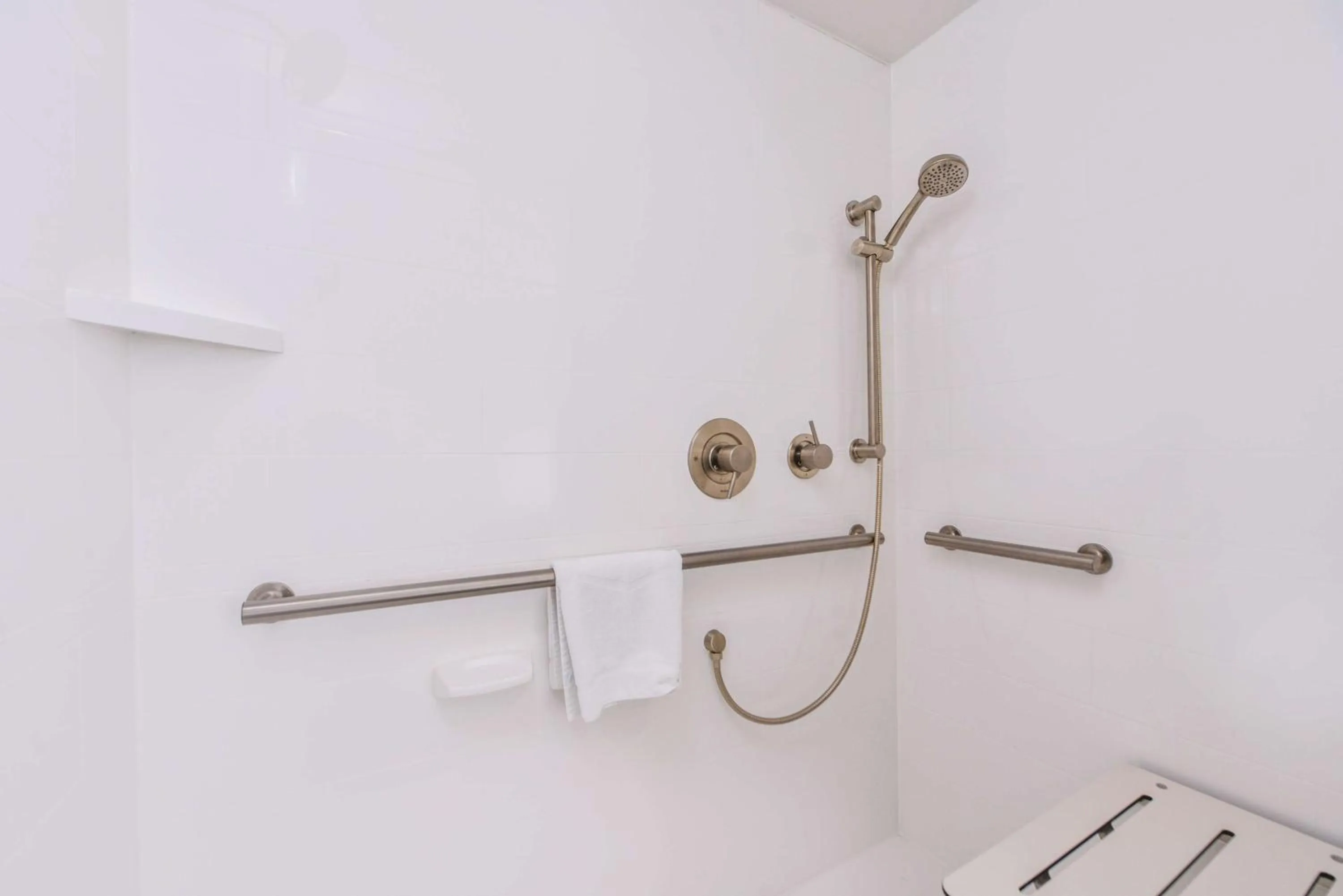 Bathroom in Hampton Inn Seattle Airport