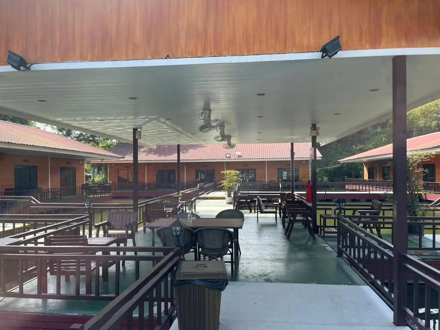 Restaurant/places to eat in Chawalun Resort