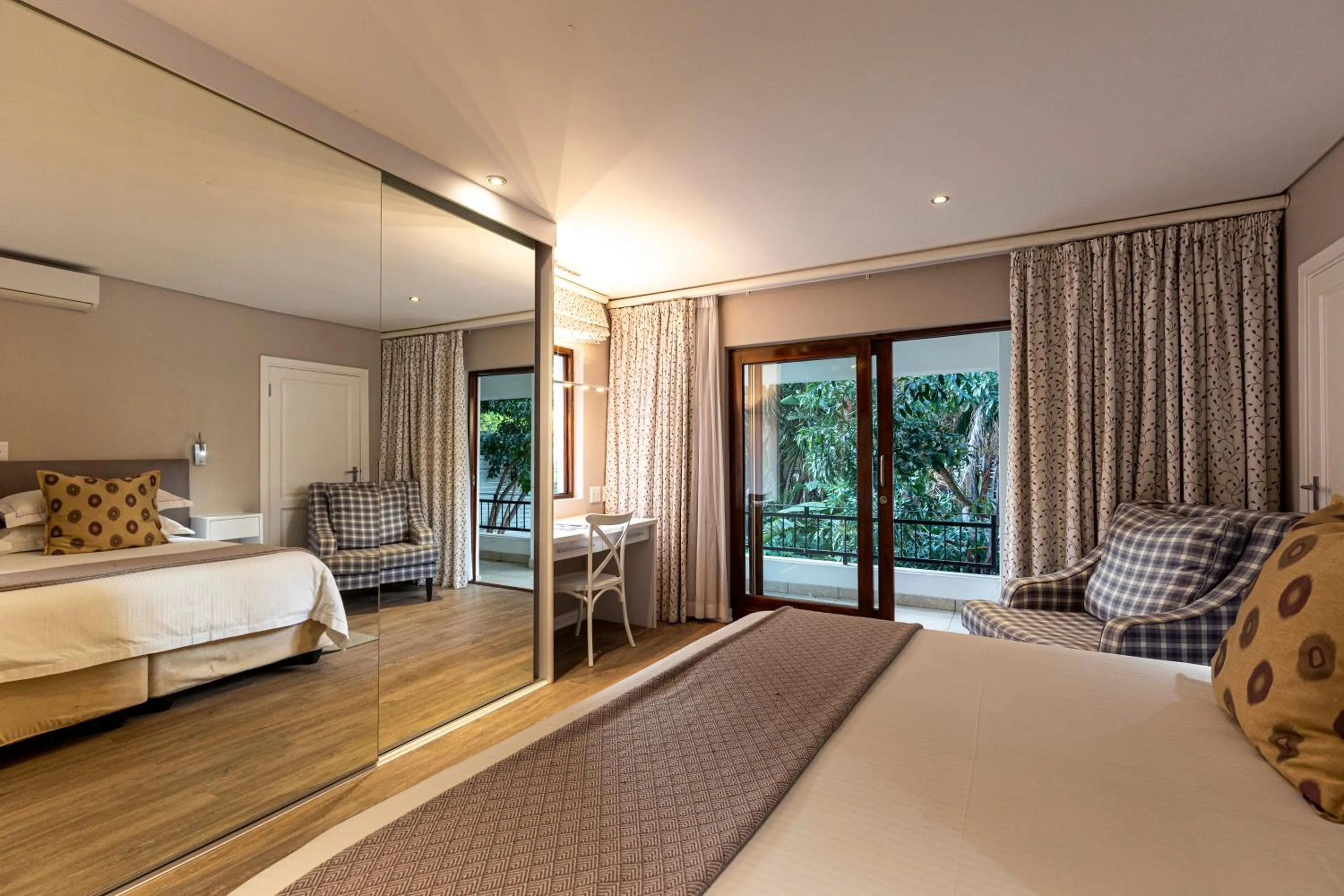 Photo of the whole room, Bed in Hyde Park Guest House