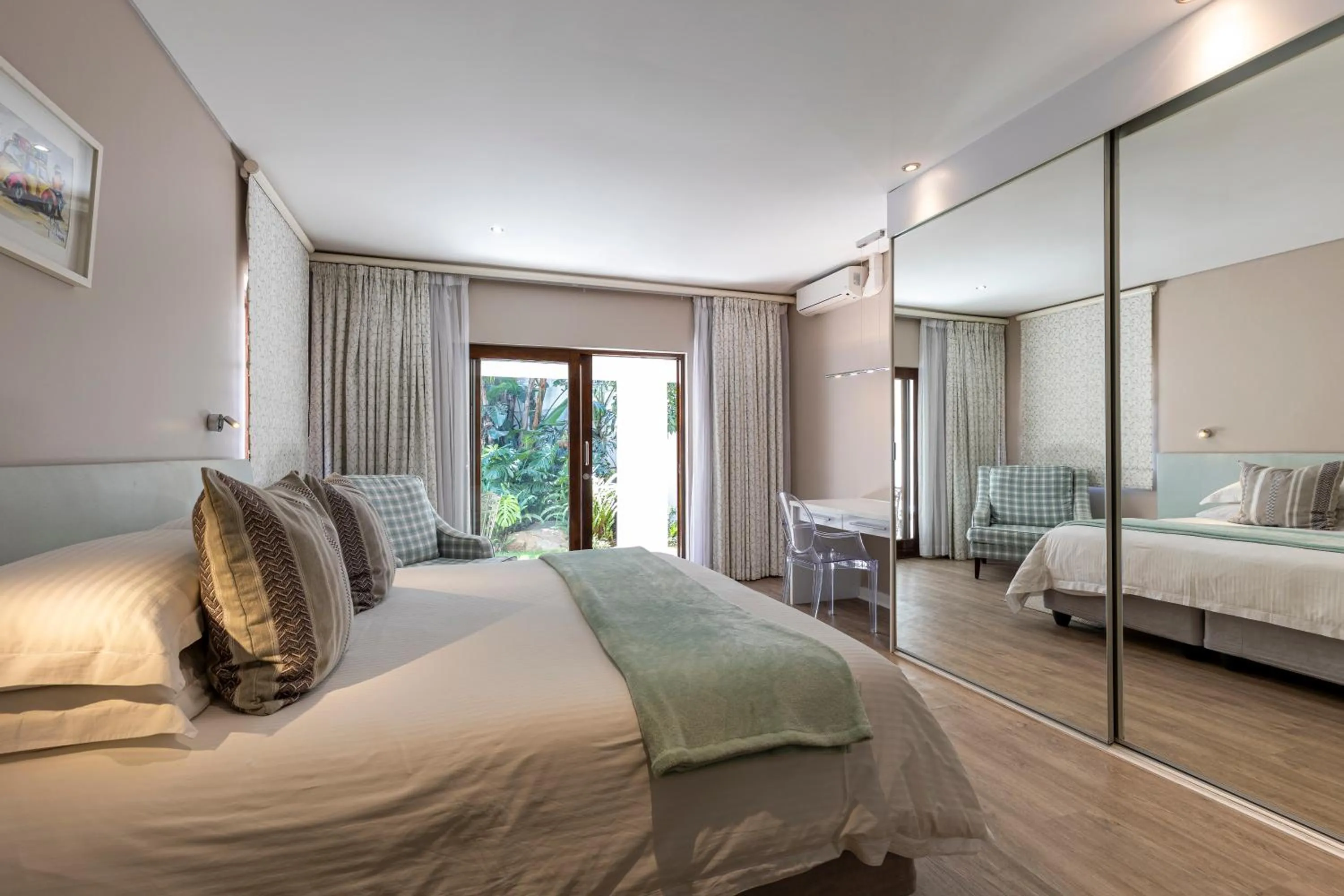 Photo of the whole room, Bed in Hyde Park Guest House