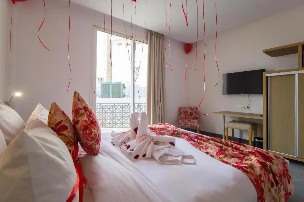 TV and multimedia, Bed in Mandarin Palace Hotel & Spa TV and multimedia, Bed in Mandarin Palace Hotel & Spa