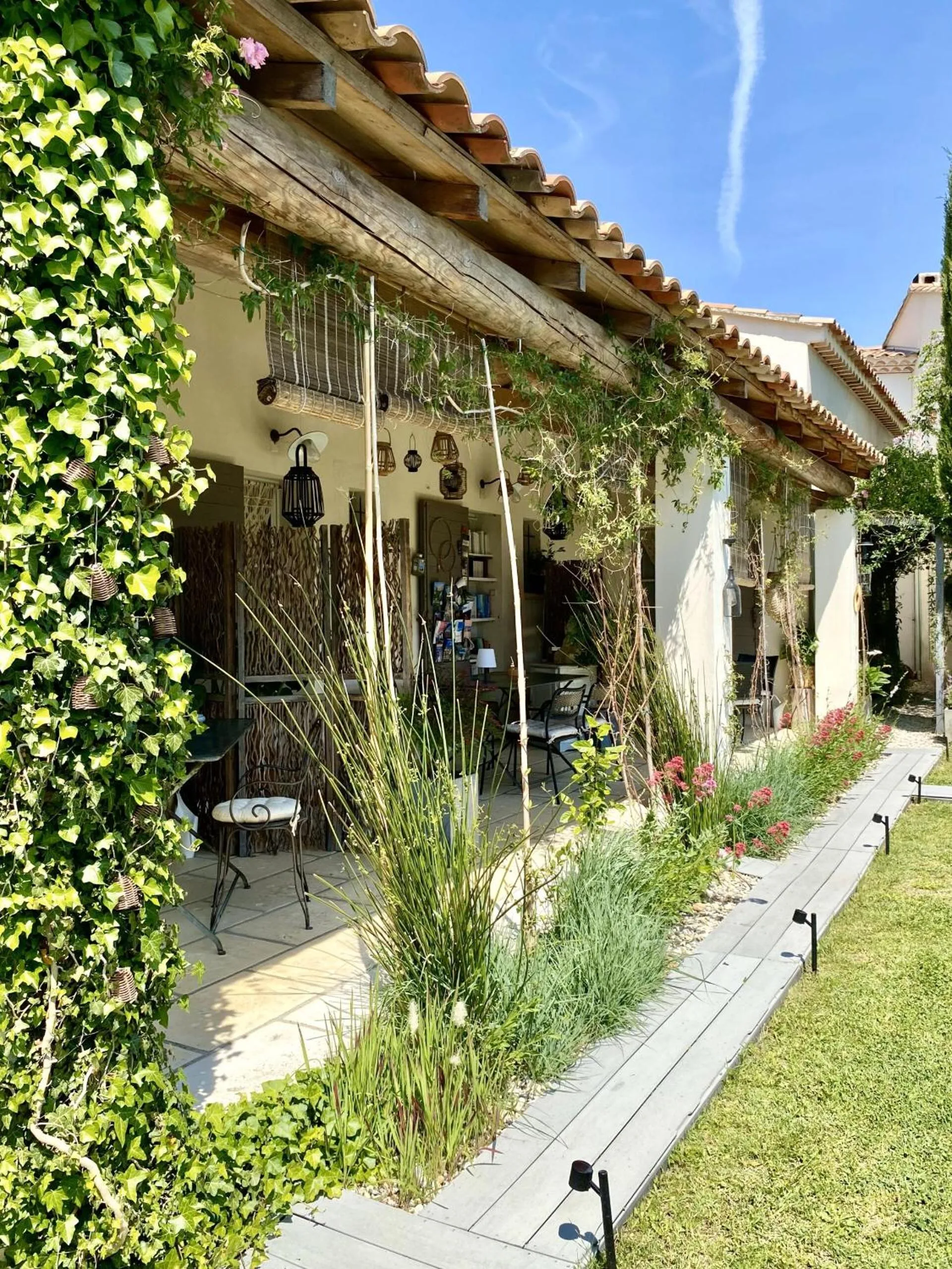 Property building in Le Jardin de Lau