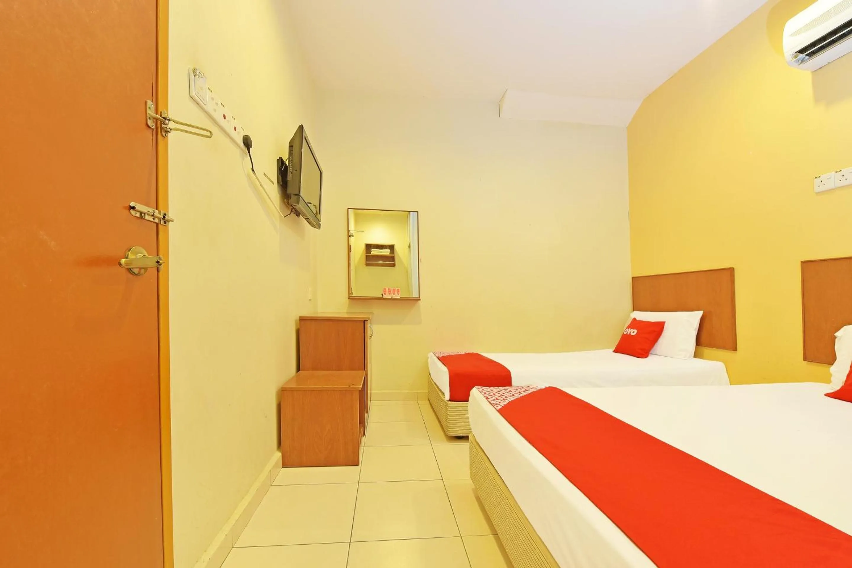 Bedroom, Bed in OYO 582 Hotel Walk Inn