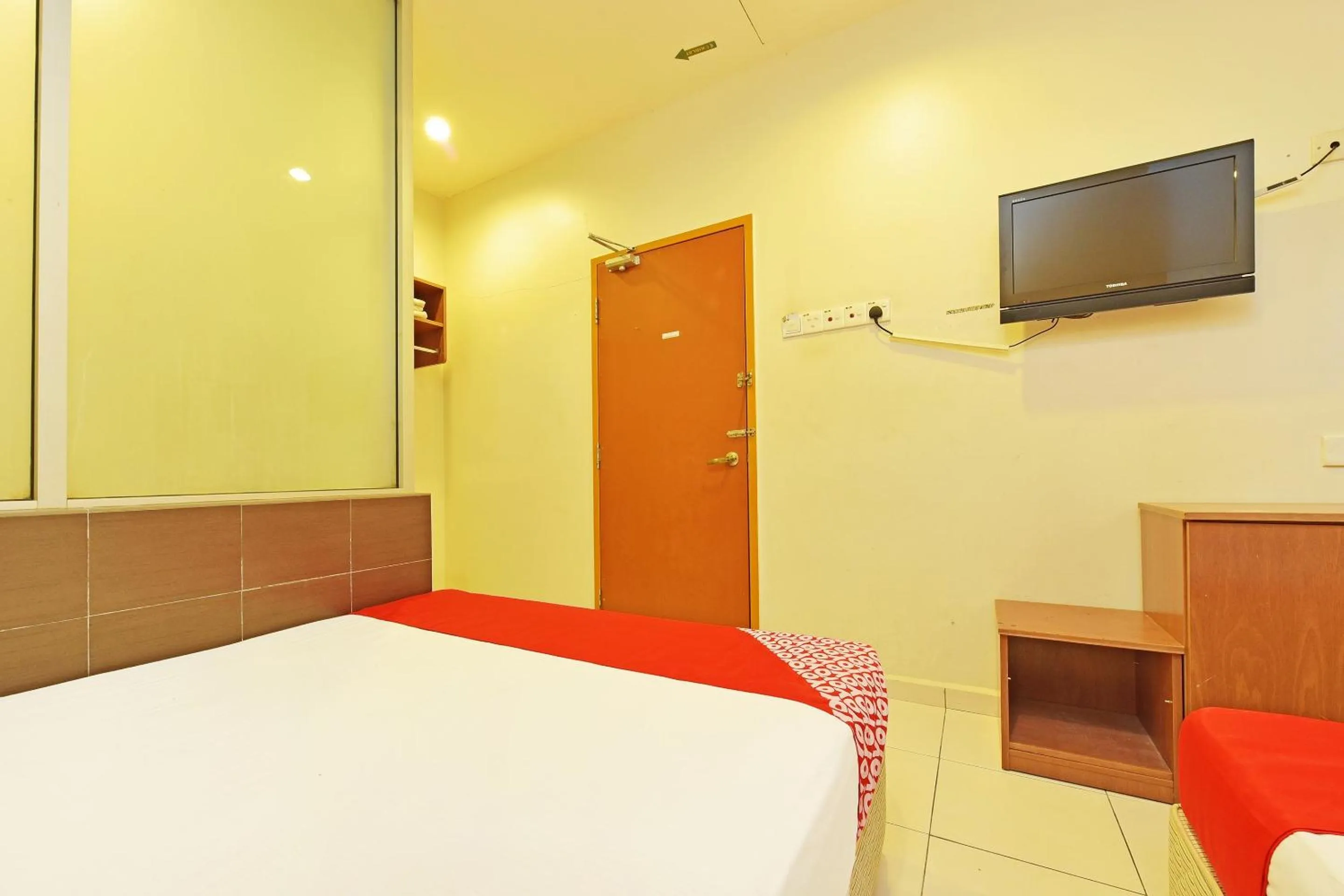 Bedroom, Bed in OYO 582 Hotel Walk Inn