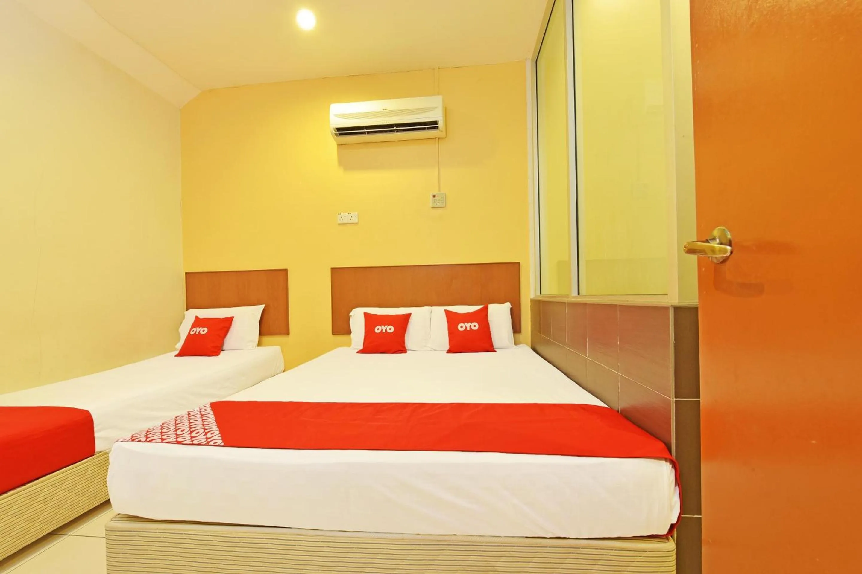 Bedroom, Bed in OYO 582 Hotel Walk Inn