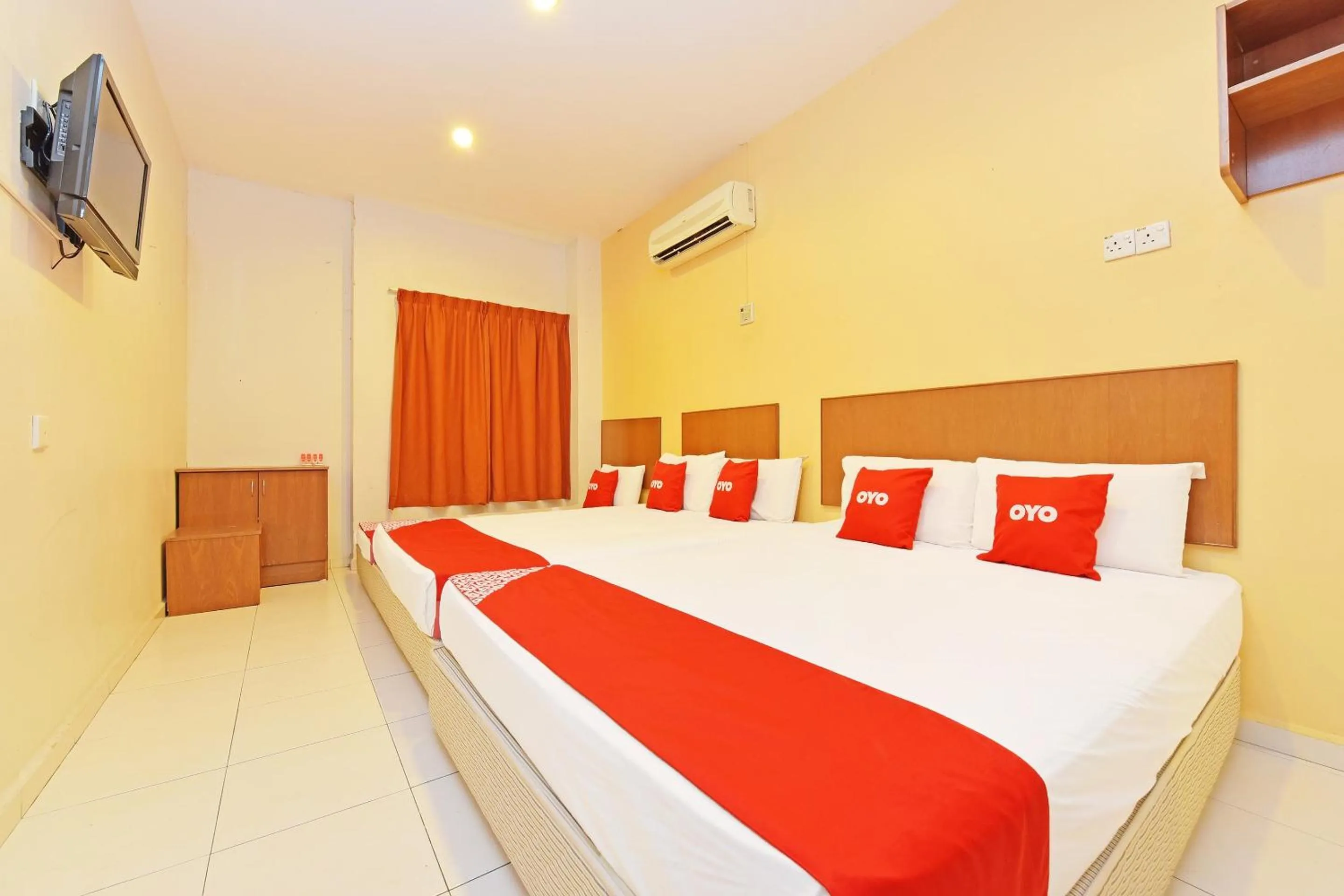 Bedroom, Bed in OYO 582 Hotel Walk Inn